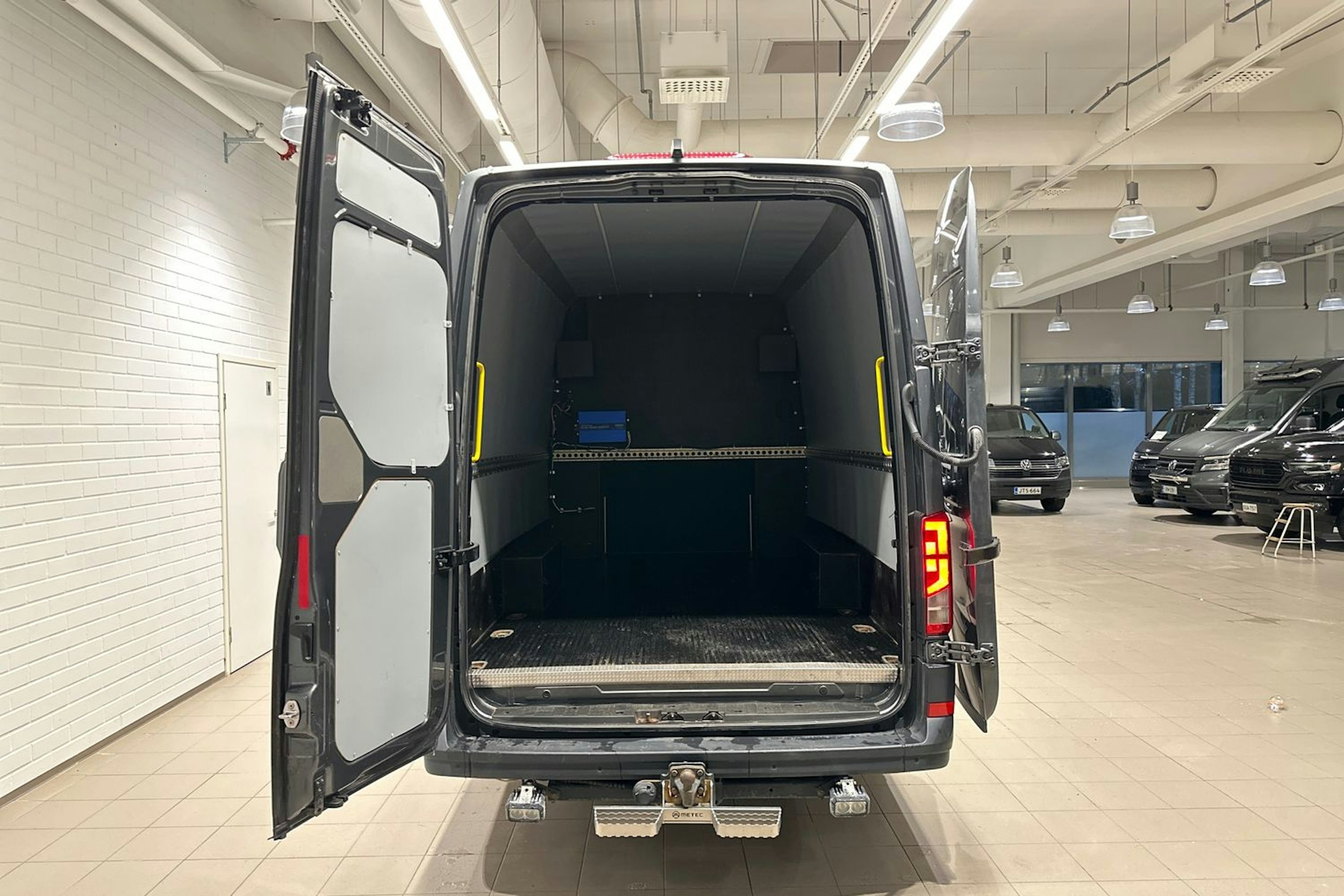 harmaa Volkswagen Crafter 2019 kuva 35.
