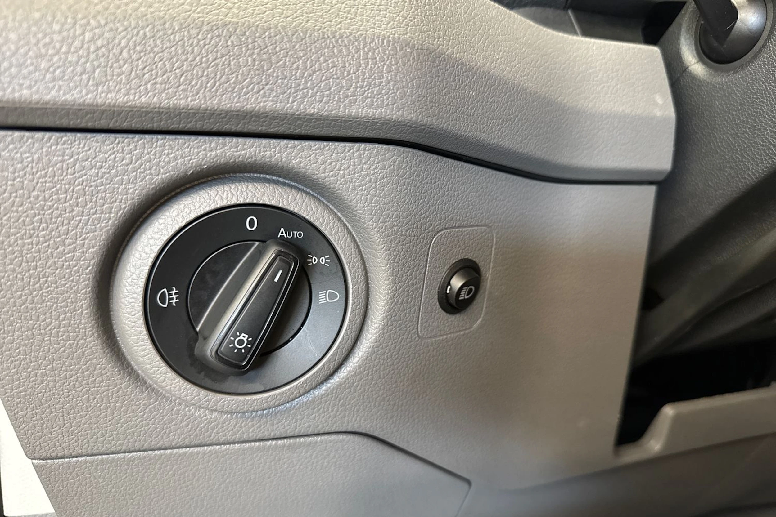 harmaa Volkswagen Crafter 2019 kuva 23.