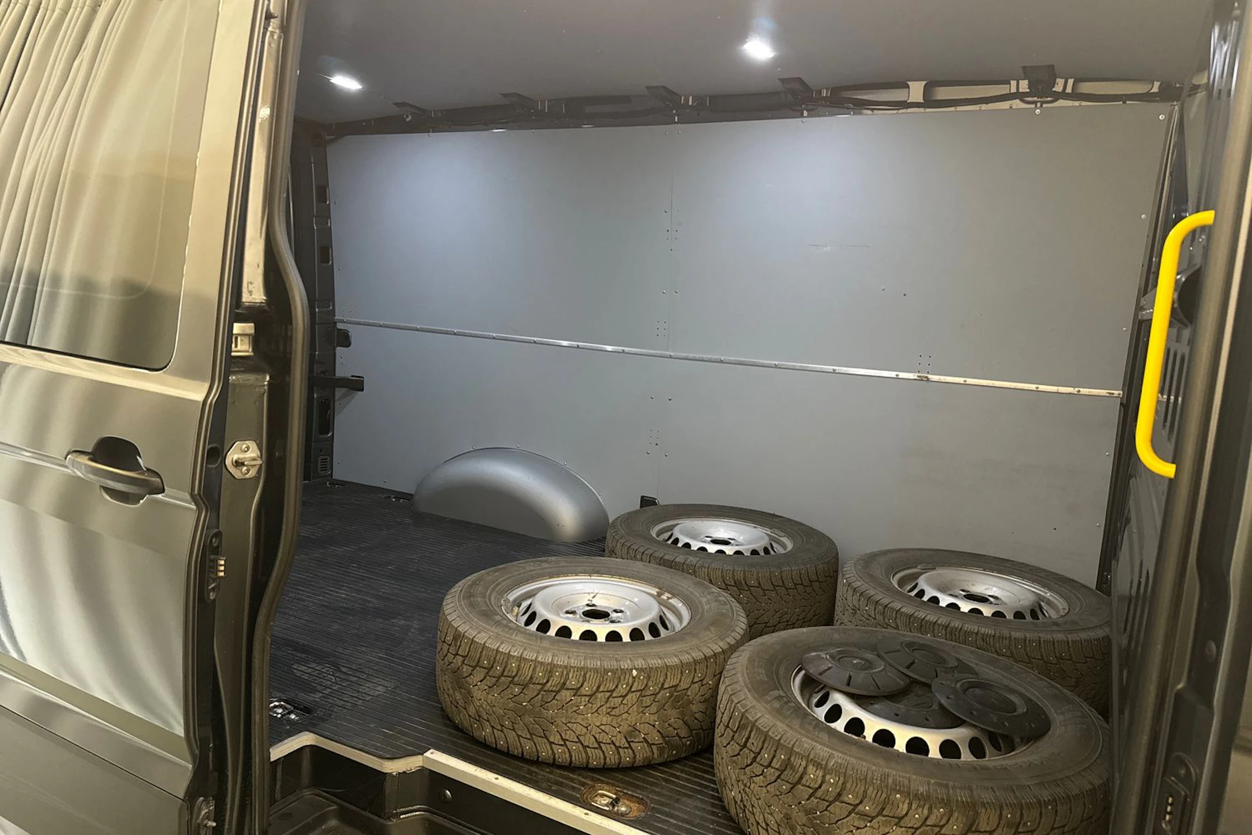 harmaa Volkswagen Crafter 2019 kuva 26.
