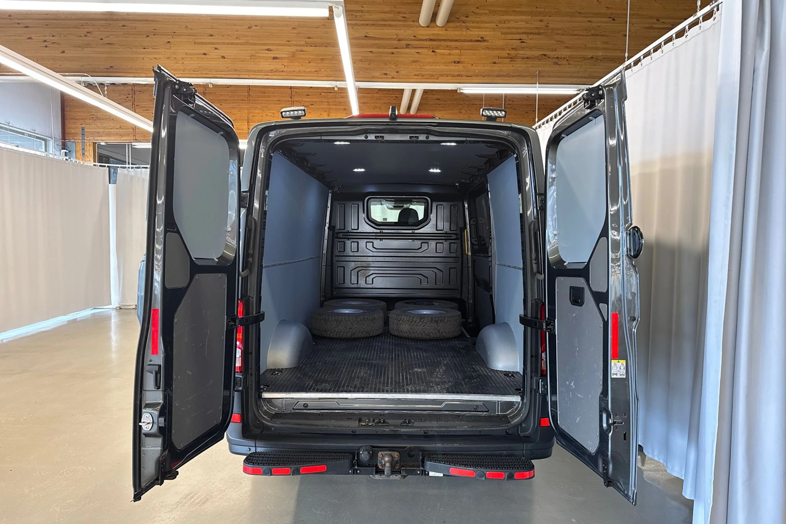 harmaa Volkswagen Crafter 2019 kuva 28.