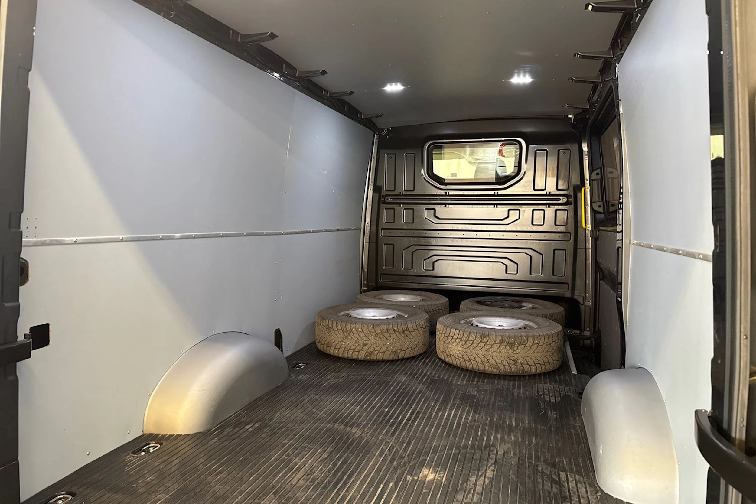 harmaa Volkswagen Crafter 2019 kuva 29.