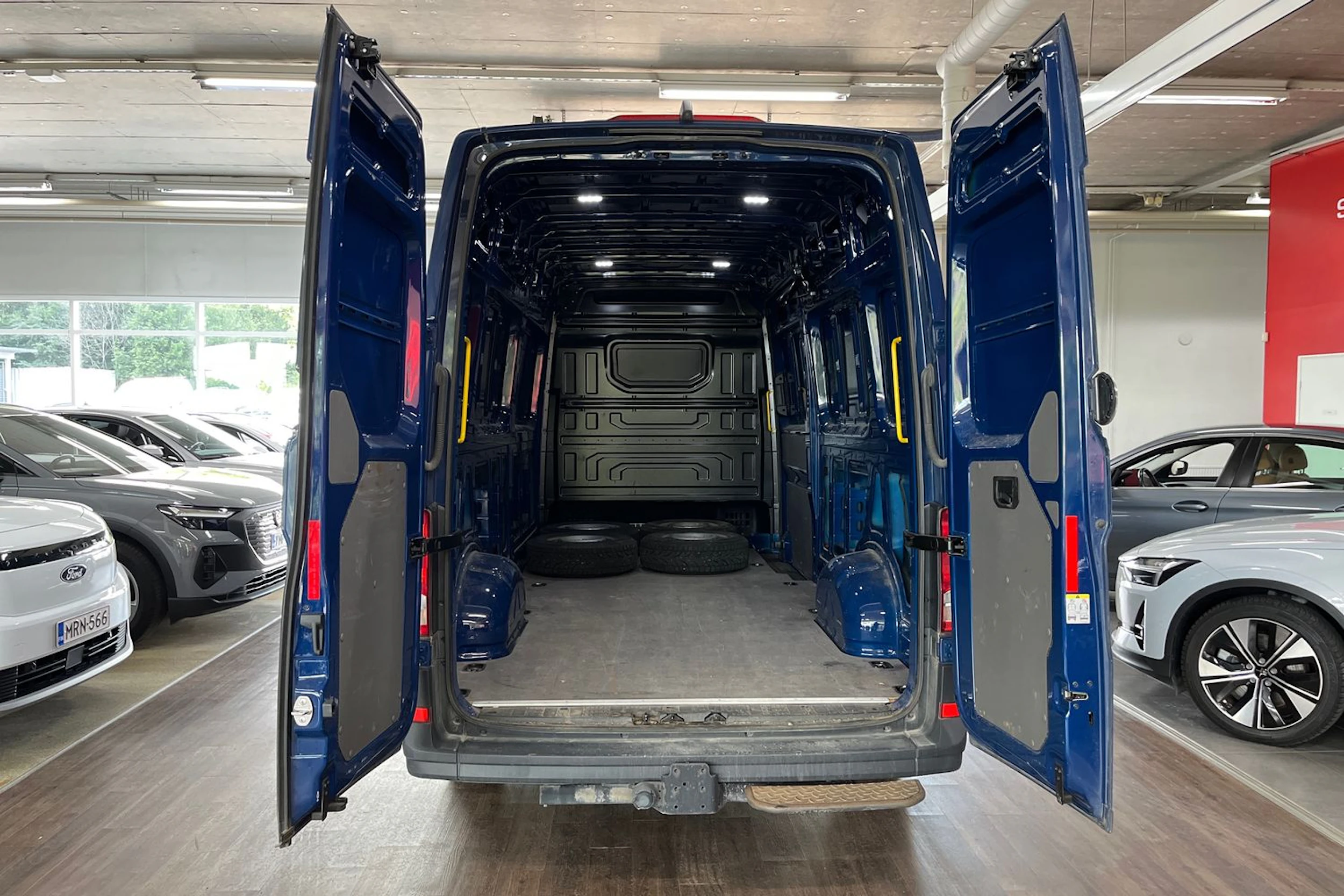Sininen Volkswagen CRAFTER 2019 kuva 4.