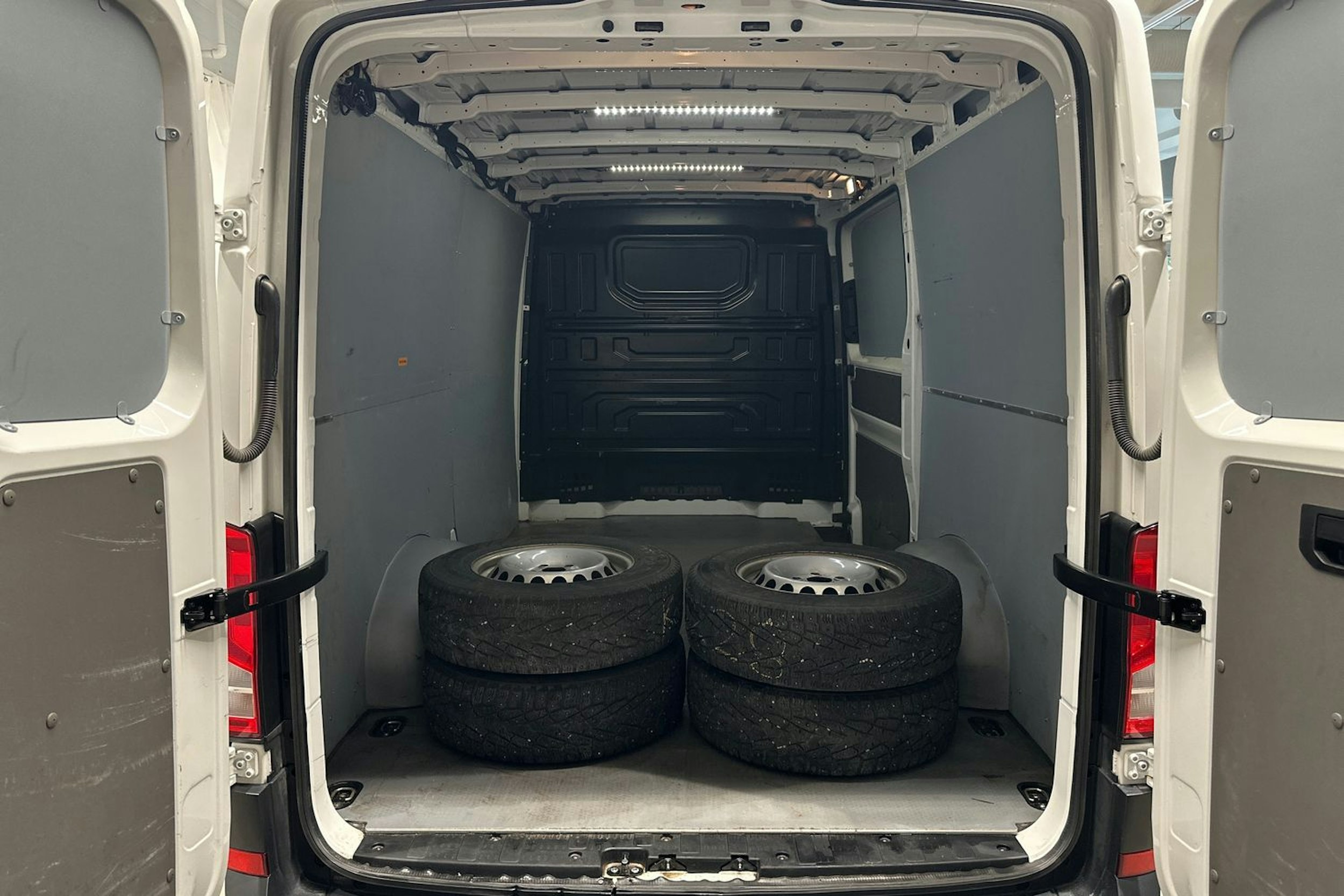 valkoinen Volkswagen Crafter 2019 kuva 20.