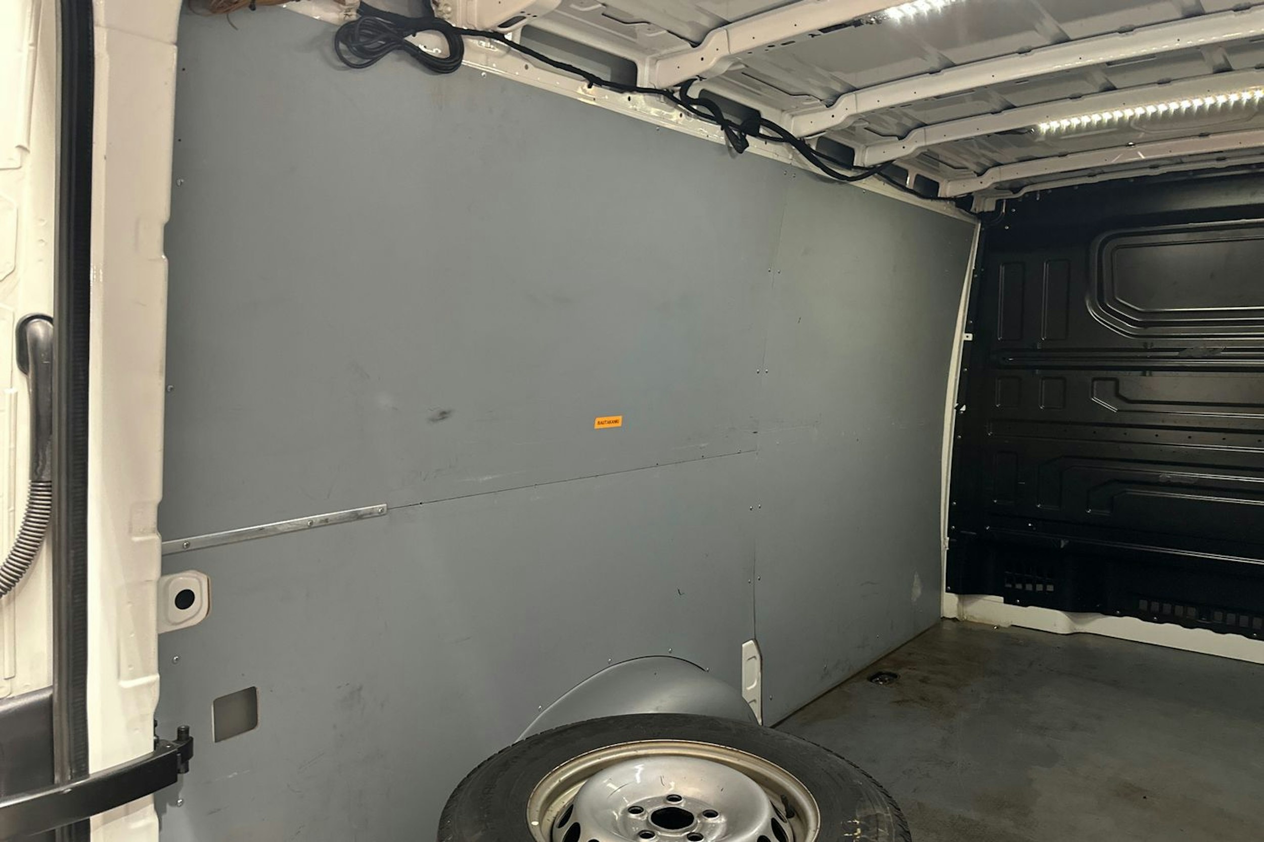 valkoinen Volkswagen Crafter 2019 kuva 22.
