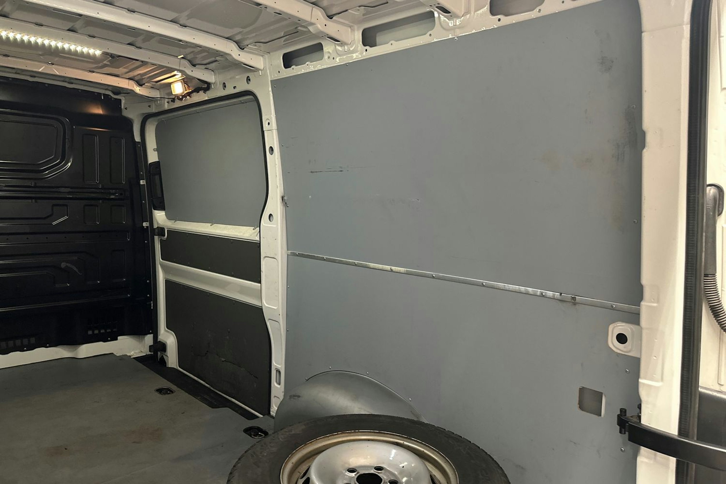 valkoinen Volkswagen Crafter 2019 kuva 23.