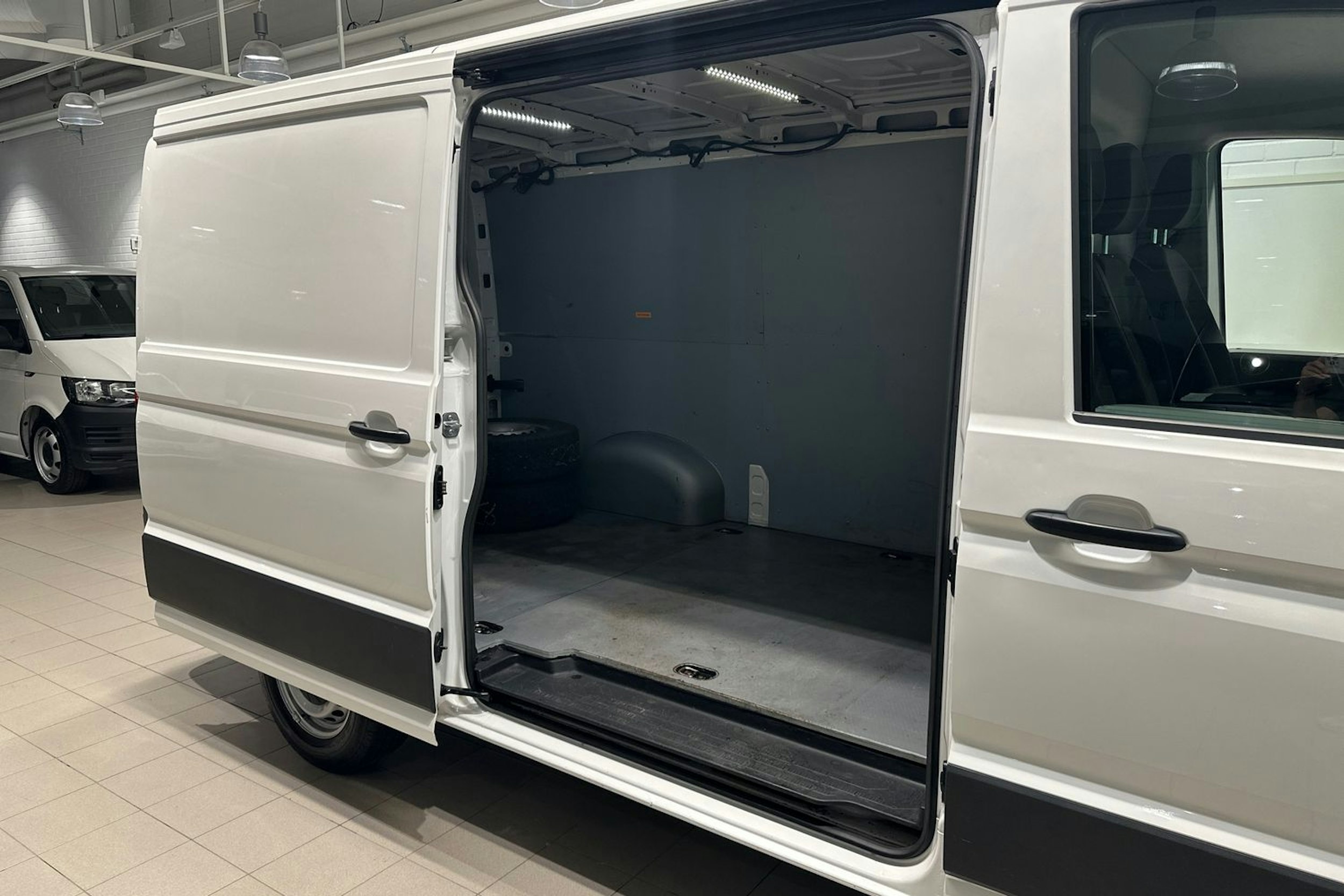 valkoinen Volkswagen Crafter 2019 kuva 25.
