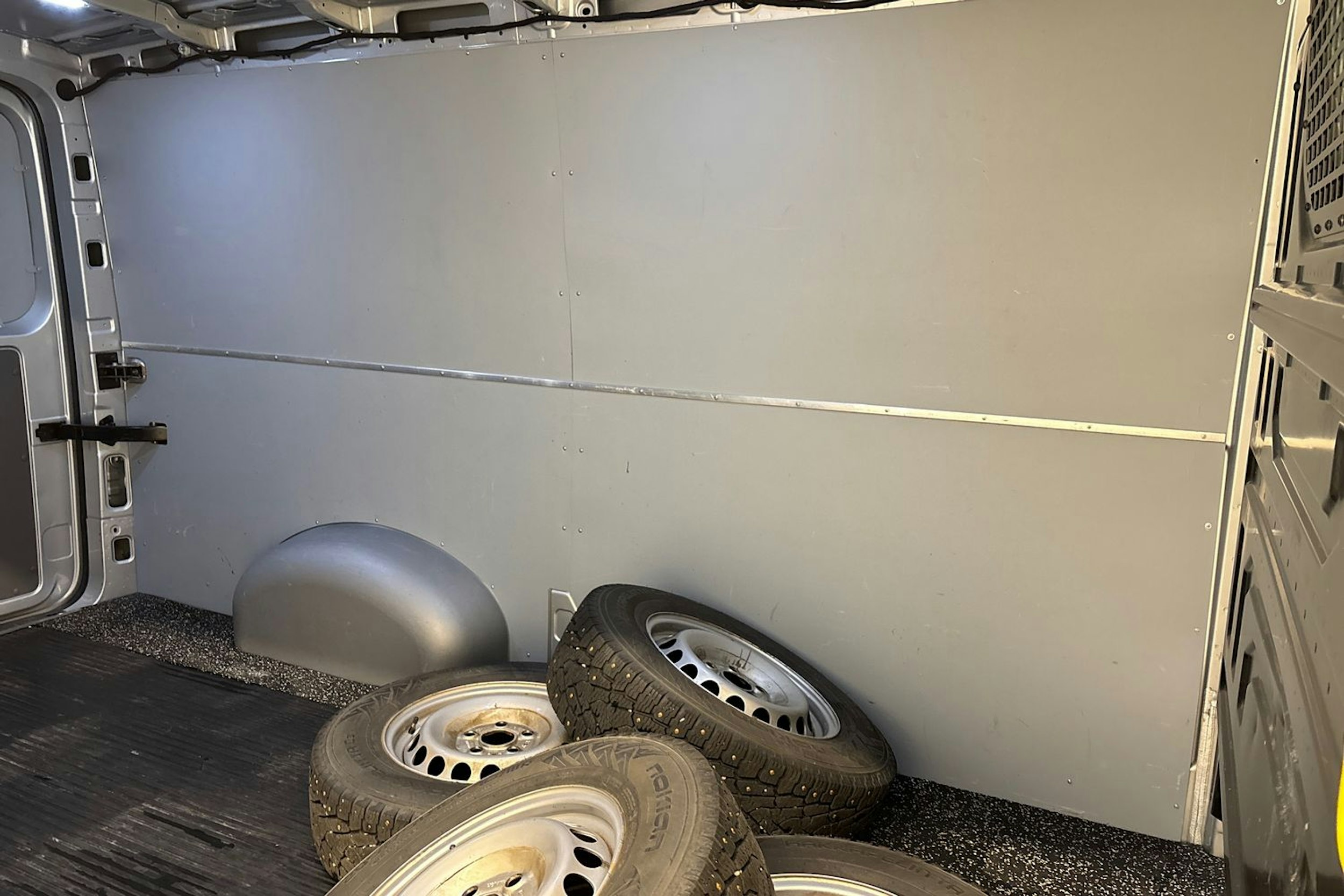 hopea Volkswagen Crafter 2019 kuva 24.