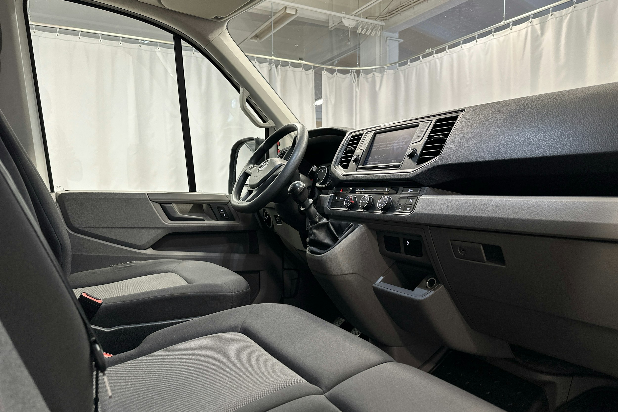 valkoinen Volkswagen Crafter 2020 kuva 6.