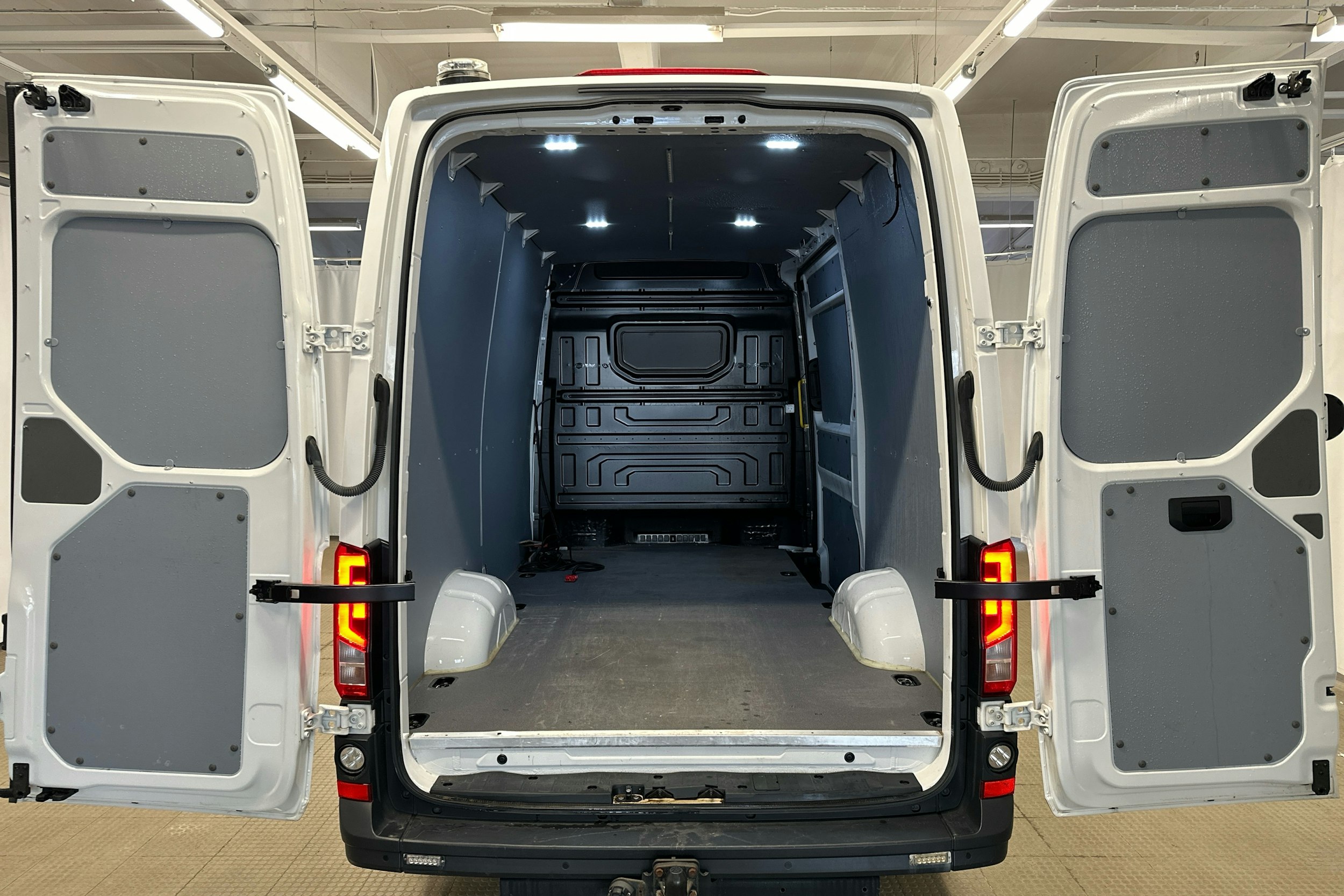 valkoinen Volkswagen Crafter 2020 kuva 16.
