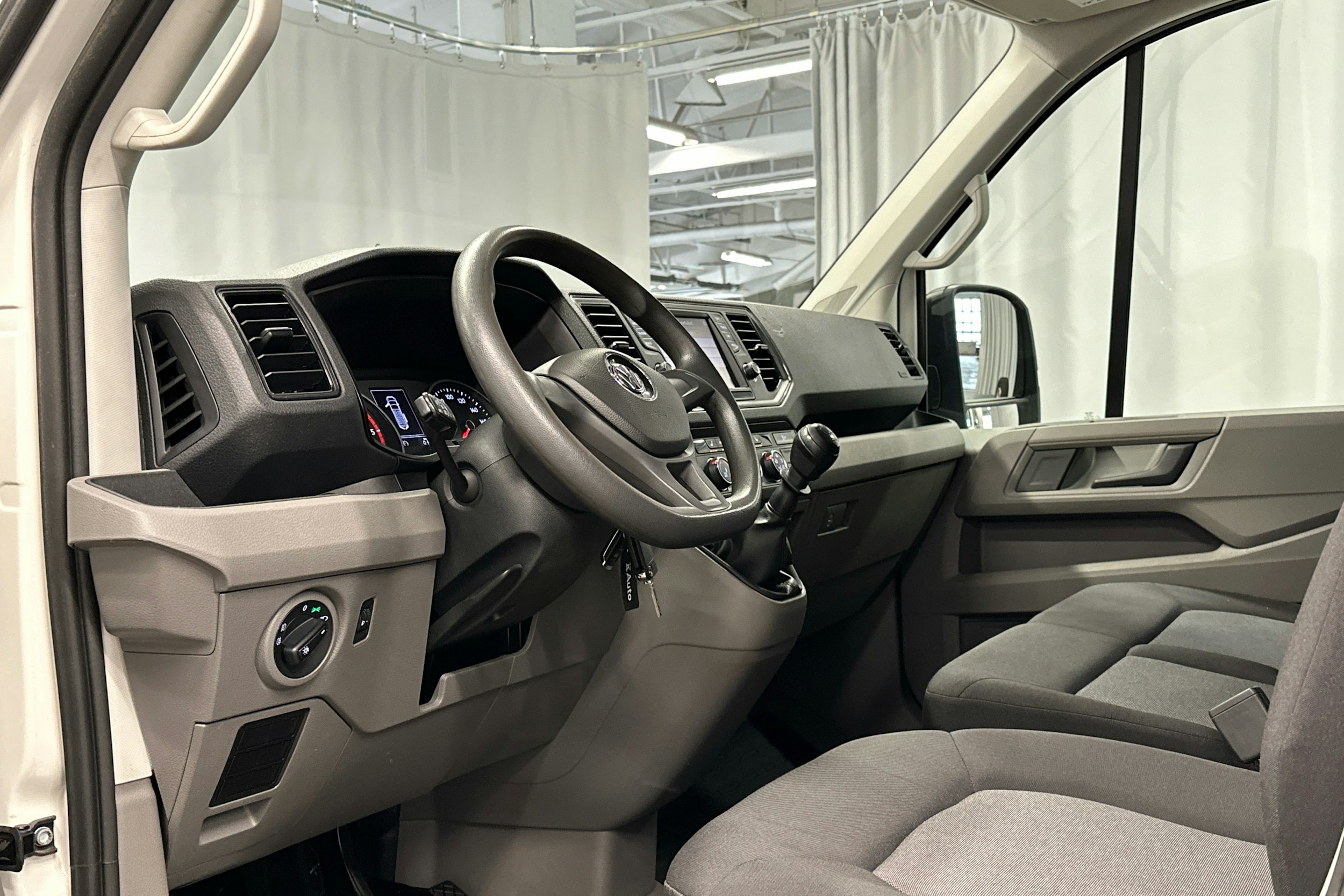 valkoinen Volkswagen Crafter 2020 kuva 6.