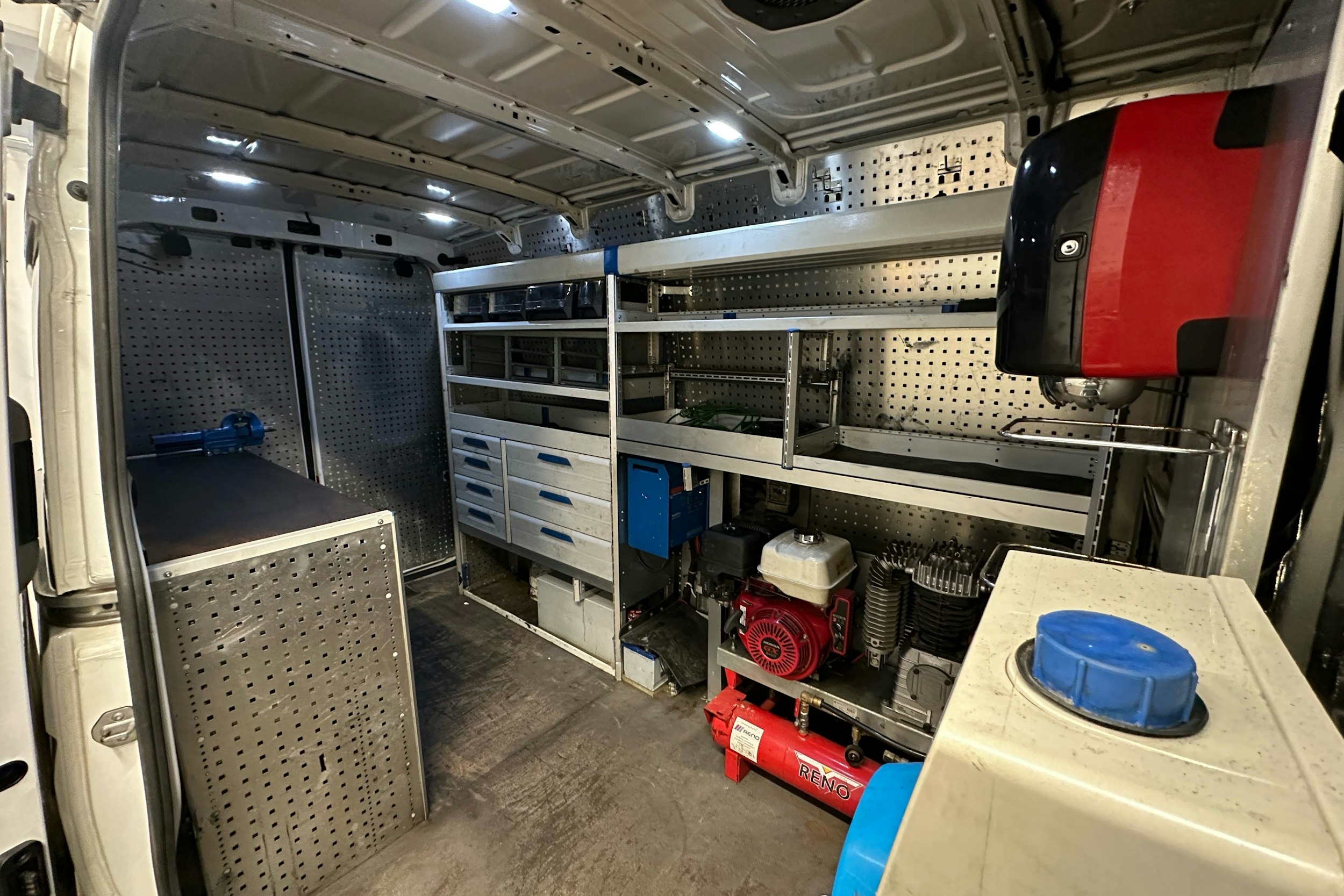 valkoinen Volkswagen Crafter 2020 kuva 22.