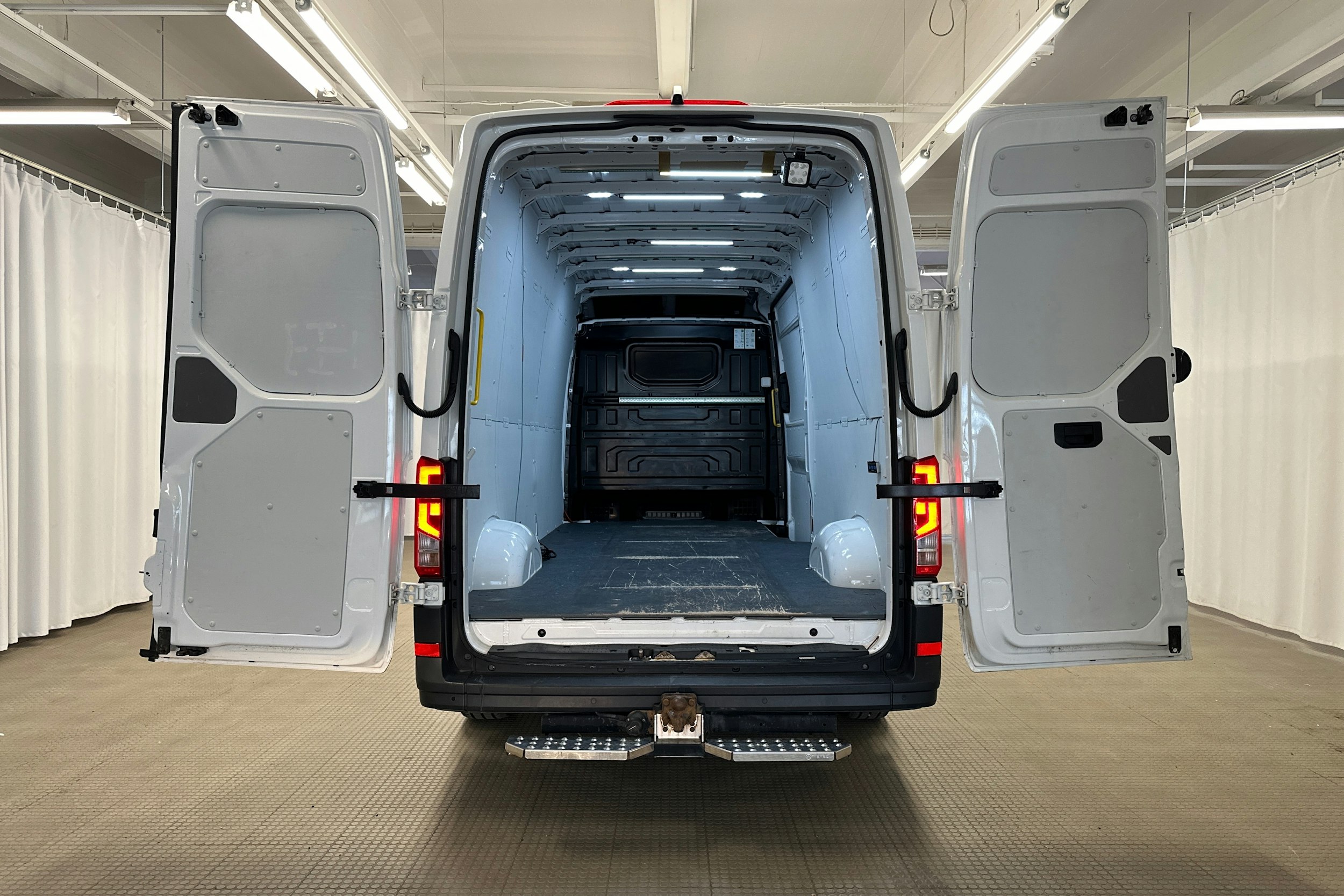 valkoinen Volkswagen Crafter 2020 kuva 10.