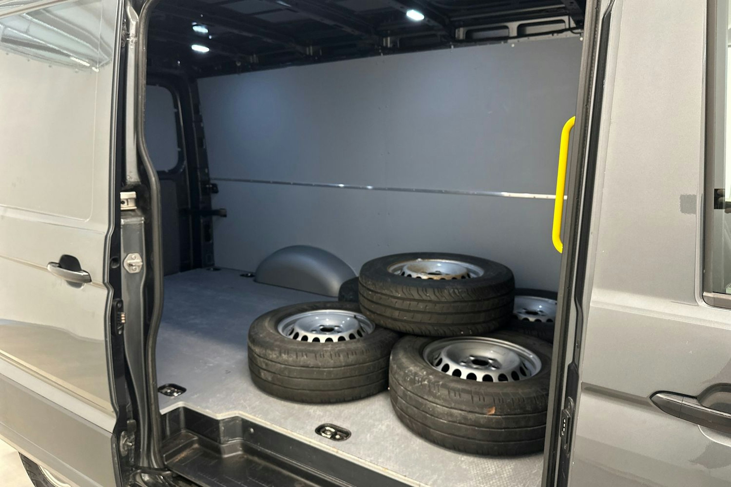 harmaa Volkswagen Crafter 2020 kuva 23.