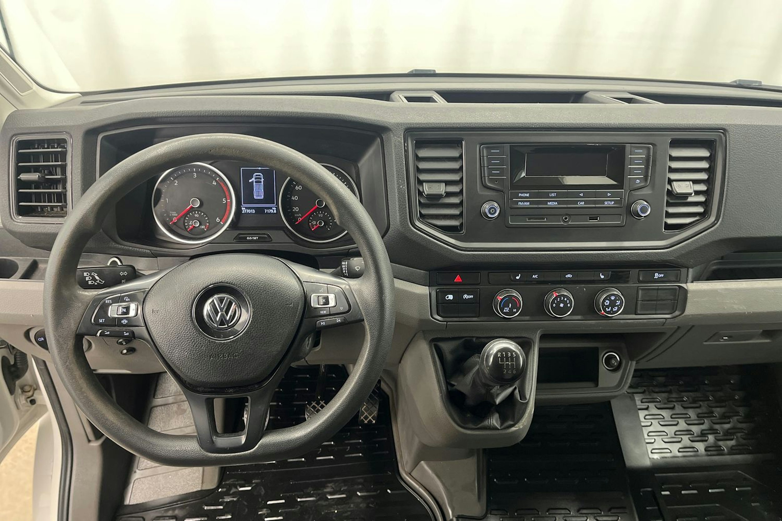 valkoinen Volkswagen Crafter 2020 kuva 7.