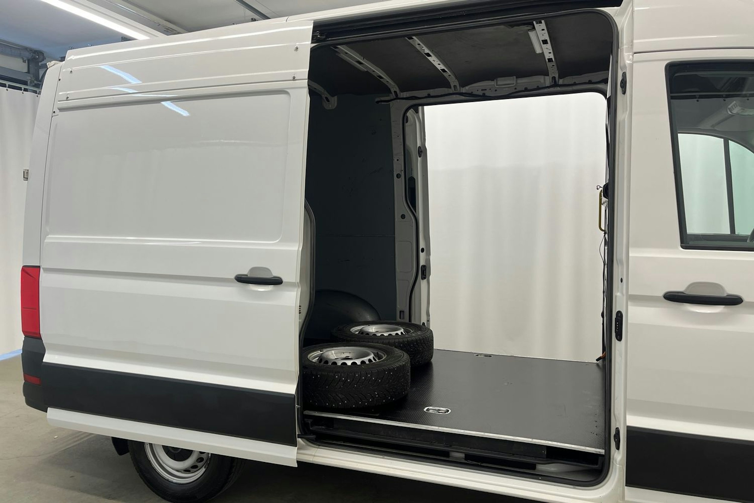 valkoinen Volkswagen Crafter 2020 kuva 15.