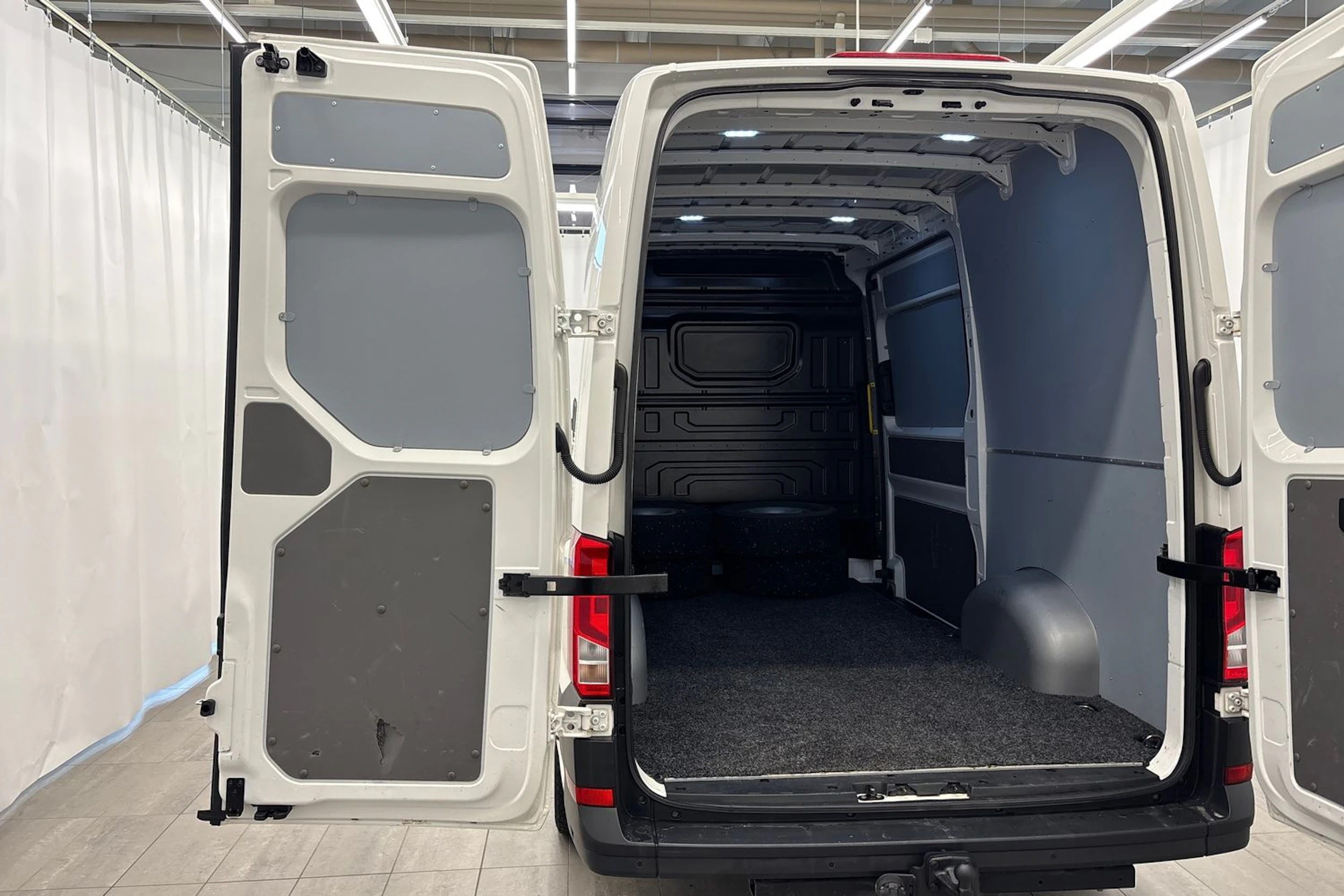 valkoinen Volkswagen Crafter 2020 kuva 21.