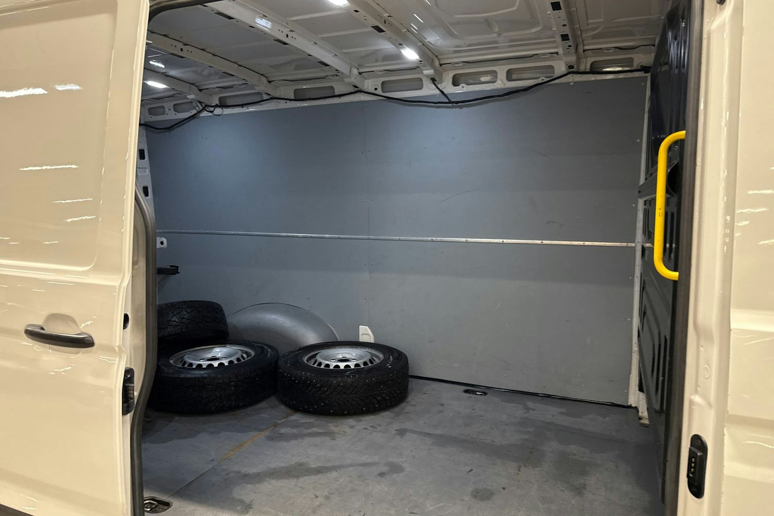 Valkoinen Volkswagen CRAFTER 2020 kuva 13.