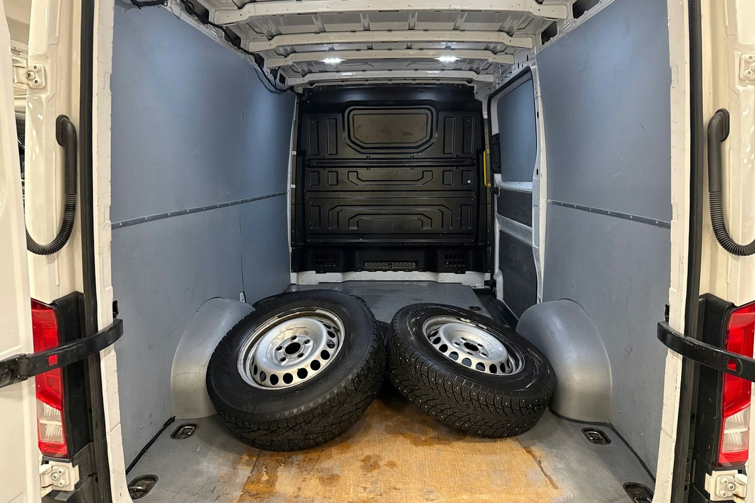 Valkoinen Volkswagen CRAFTER 2020 kuva 15.