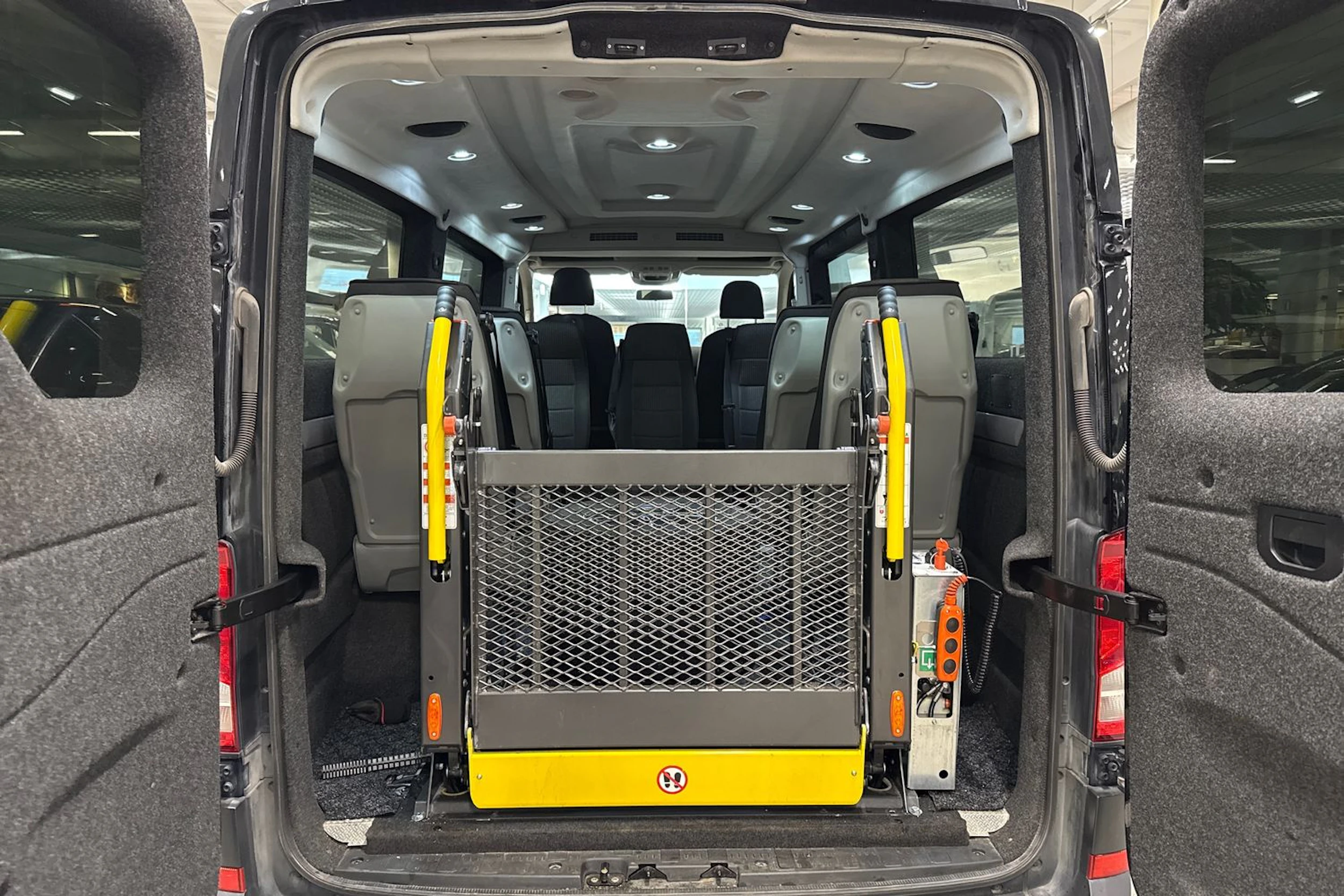 Musta Volkswagen CRAFTER 2020 kuva 5.
