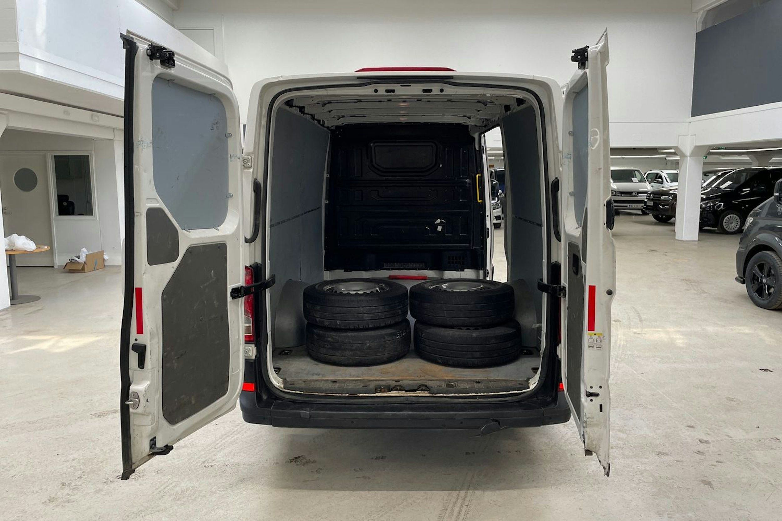 valkoinen Volkswagen Crafter 2020 kuva 12.