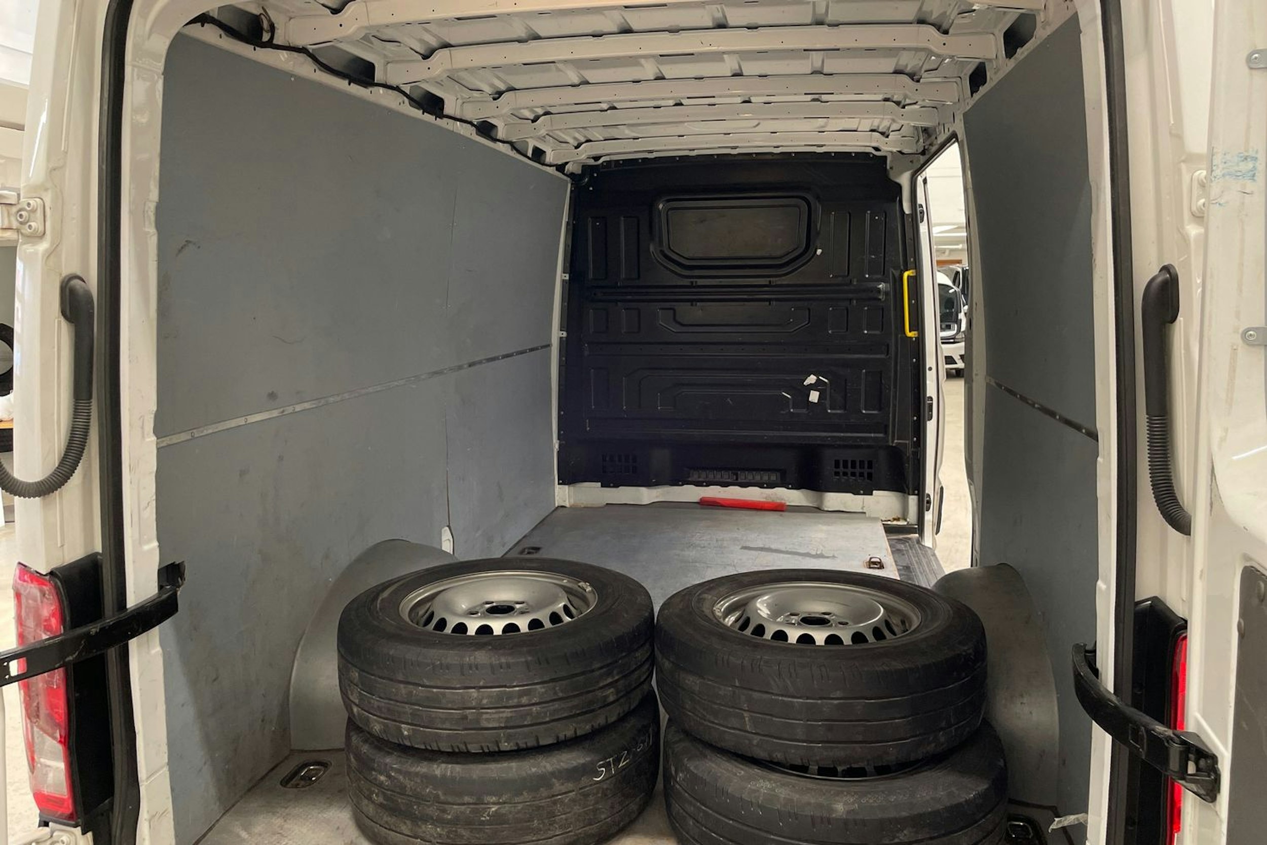 valkoinen Volkswagen Crafter 2020 kuva 13.