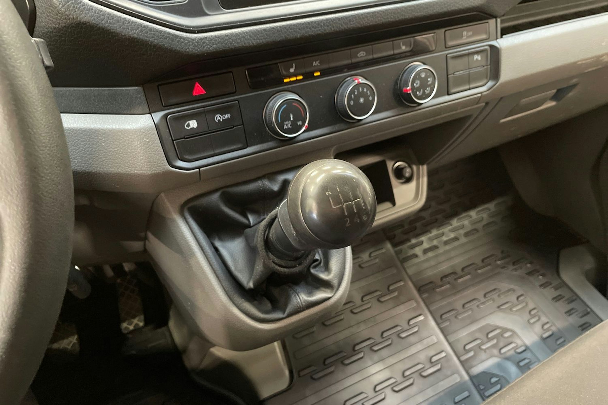 valkoinen Volkswagen Crafter 2020 kuva 21.