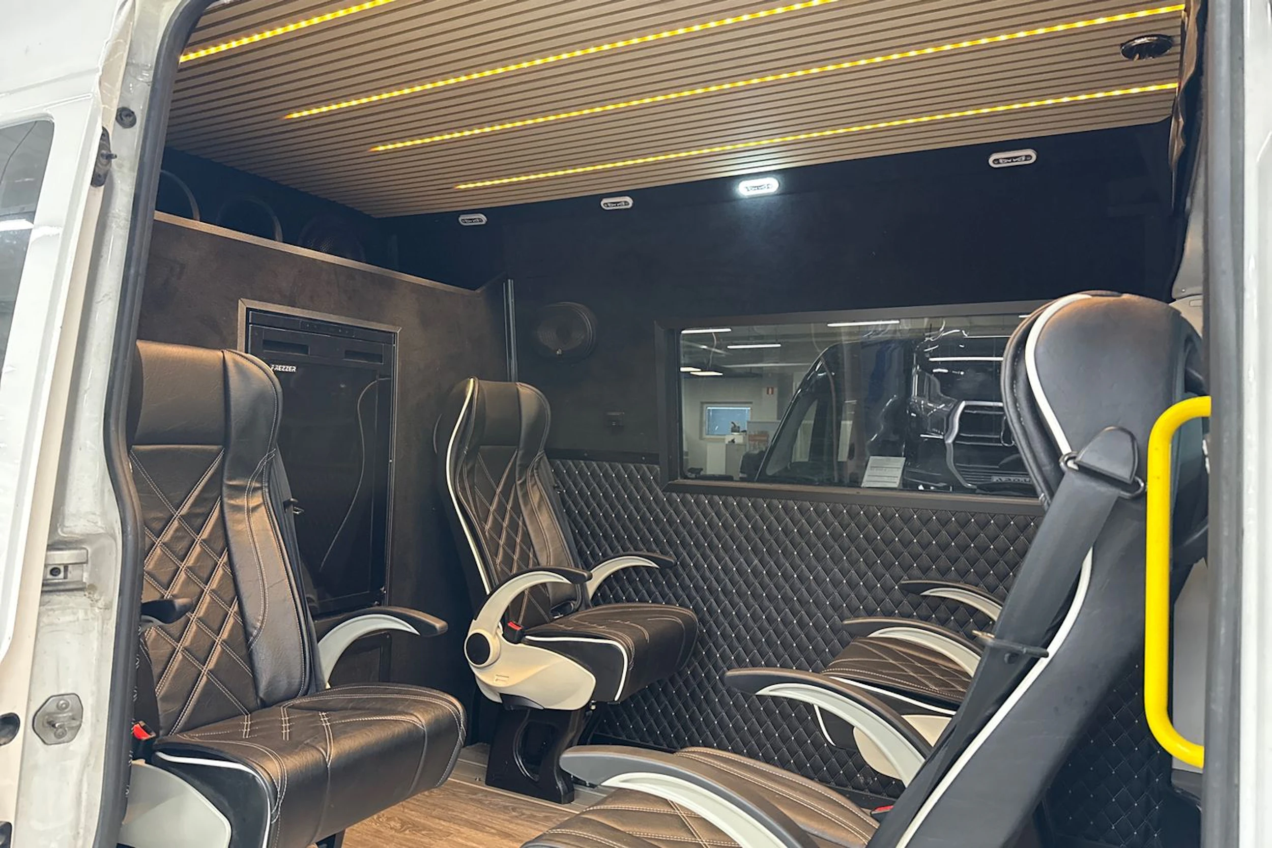 valkoinen Volkswagen Crafter 2020 kuva 4.