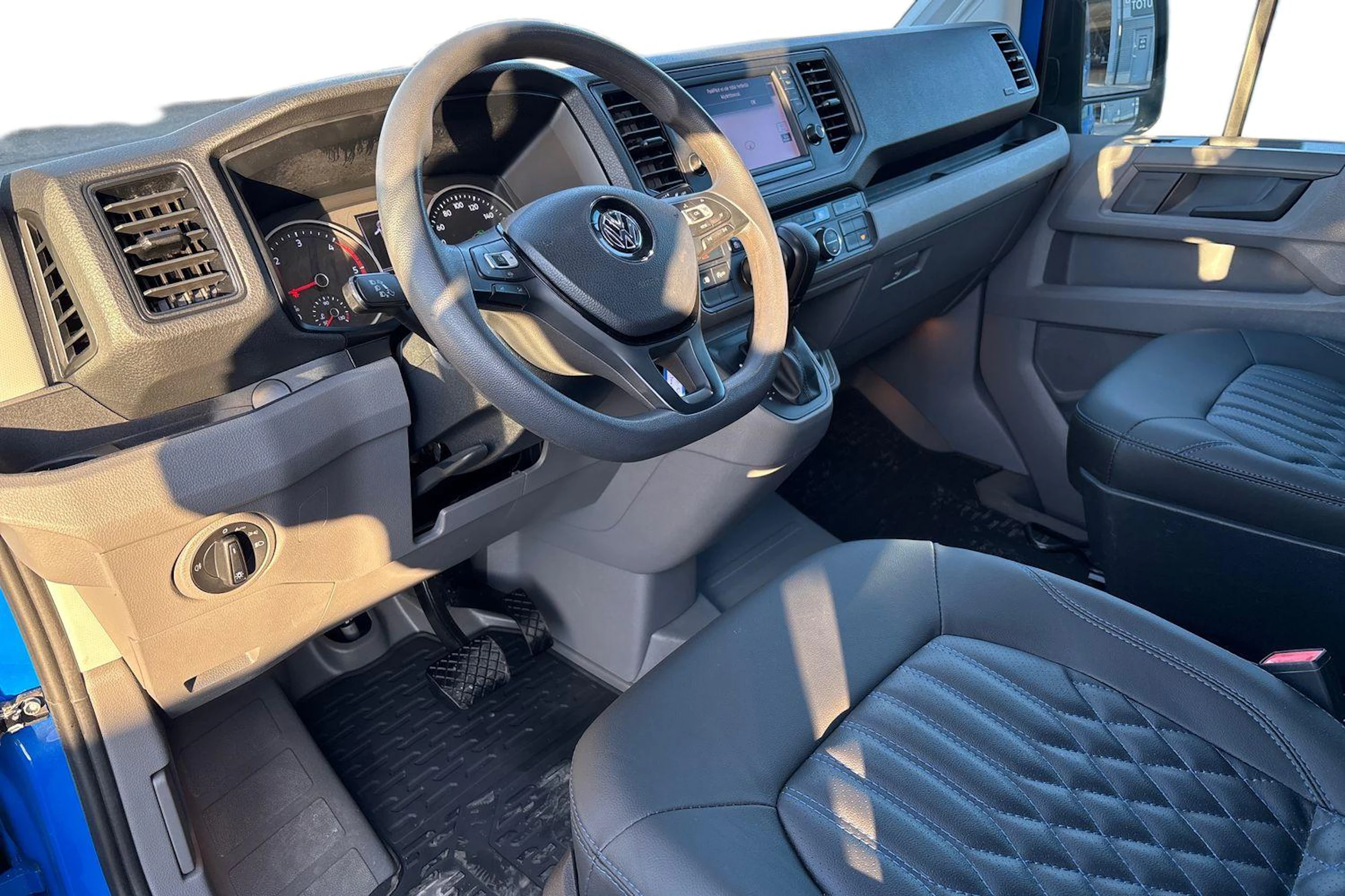 sininen Volkswagen Crafter 2020 kuva 3.