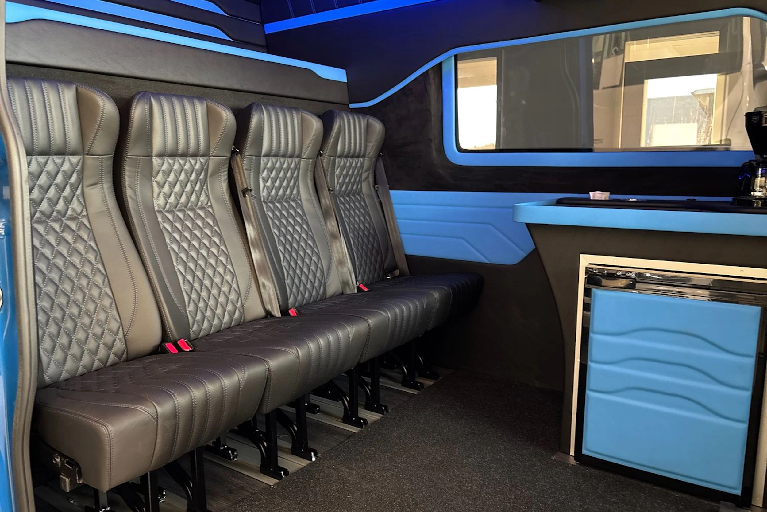 sininen Volkswagen Crafter 2020 kuva 4.