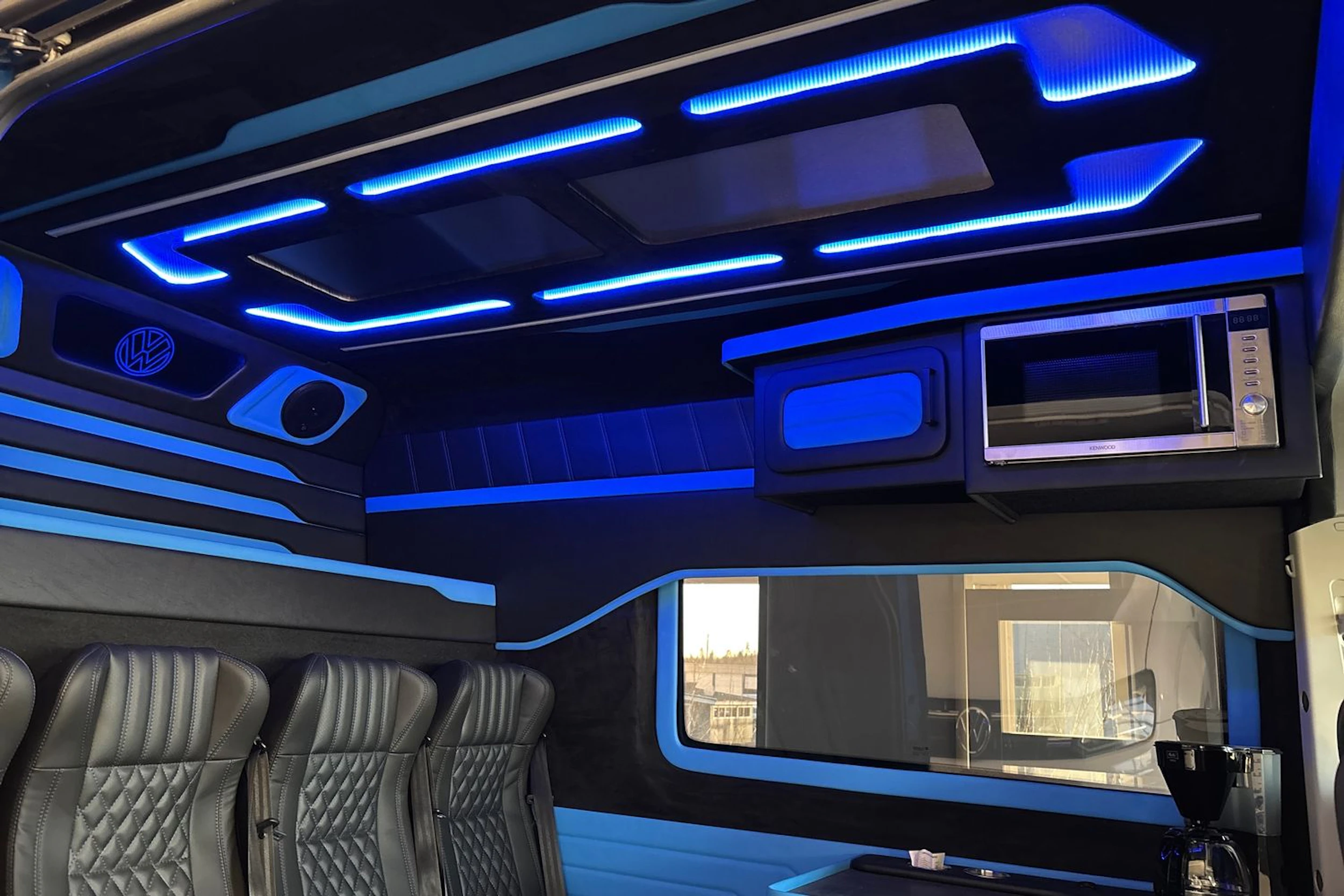 sininen Volkswagen Crafter 2020 kuva 5.