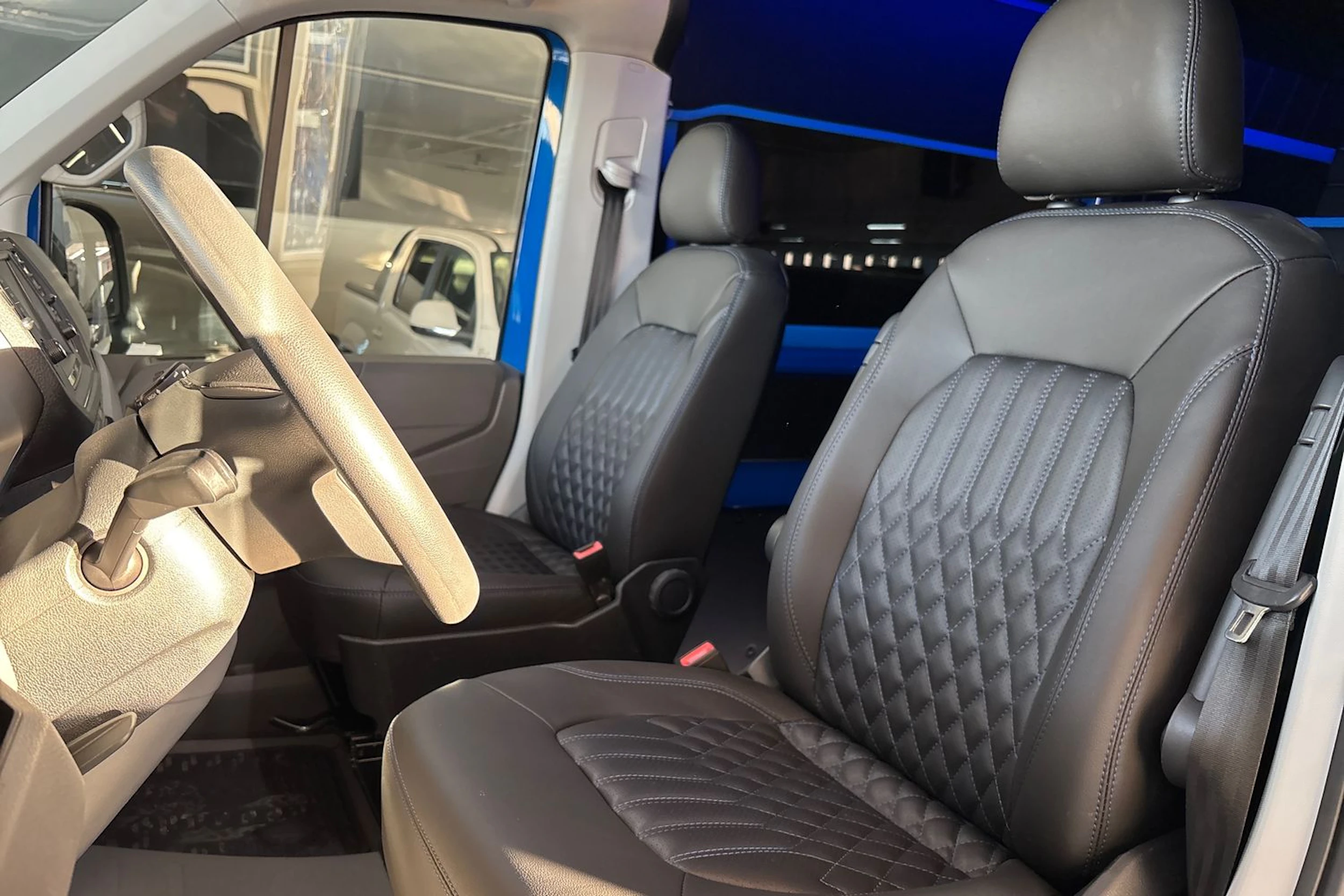 sininen Volkswagen Crafter 2020 kuva 6.