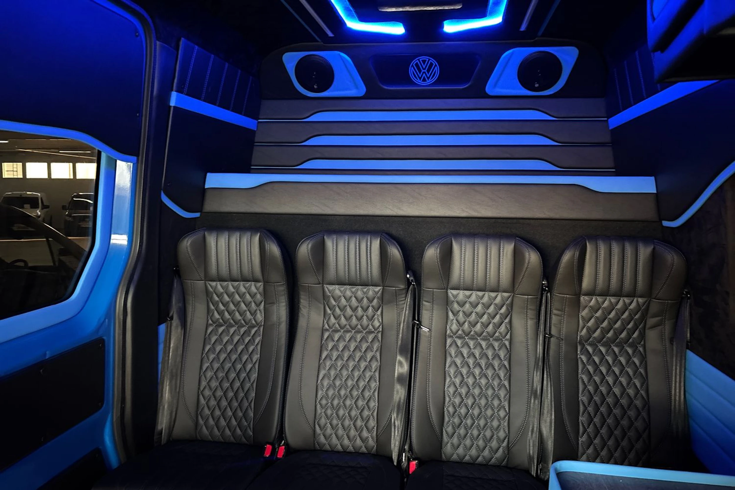 sininen Volkswagen Crafter 2020 kuva 7.