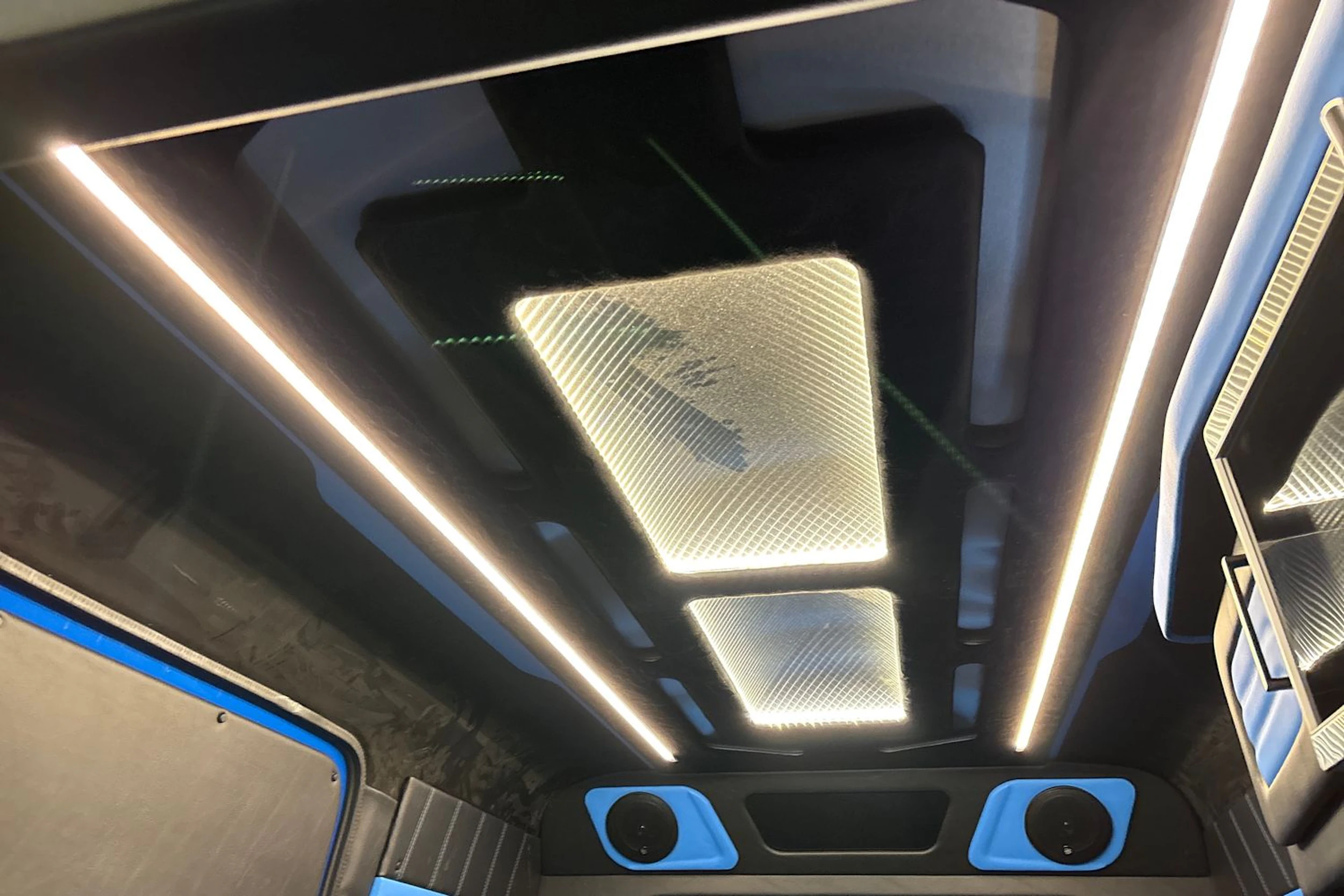 sininen Volkswagen Crafter 2020 kuva 8.