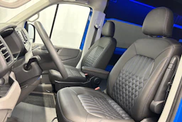 sininen Volkswagen Crafter 2020 kuva 30.