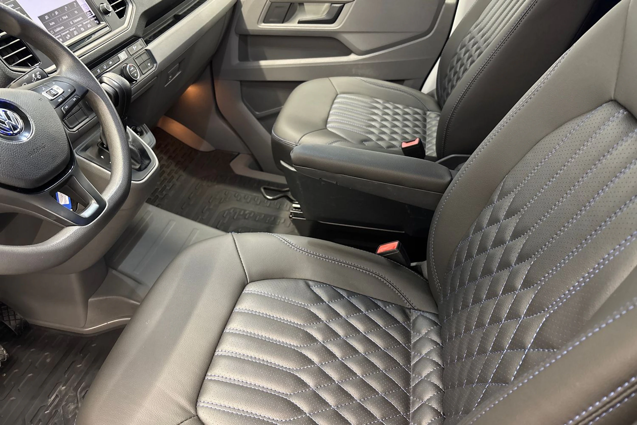 sininen Volkswagen Crafter 2020 kuva 31.