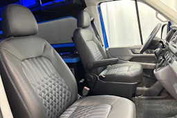 sininen Volkswagen Crafter 2020 kuva 32.