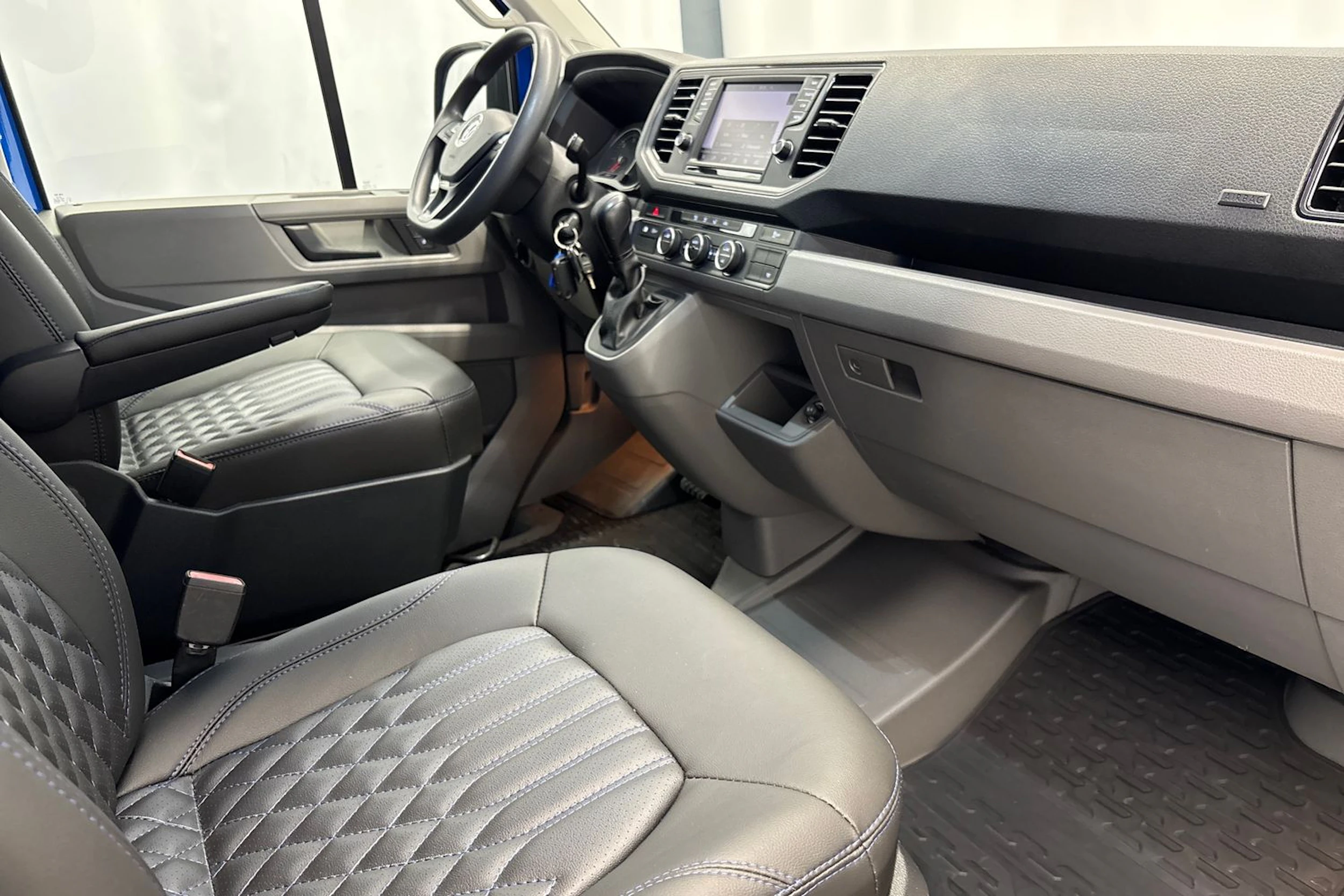 sininen Volkswagen Crafter 2020 kuva 33.