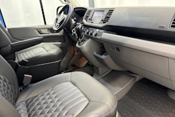 sininen Volkswagen Crafter 2020 kuva 33.