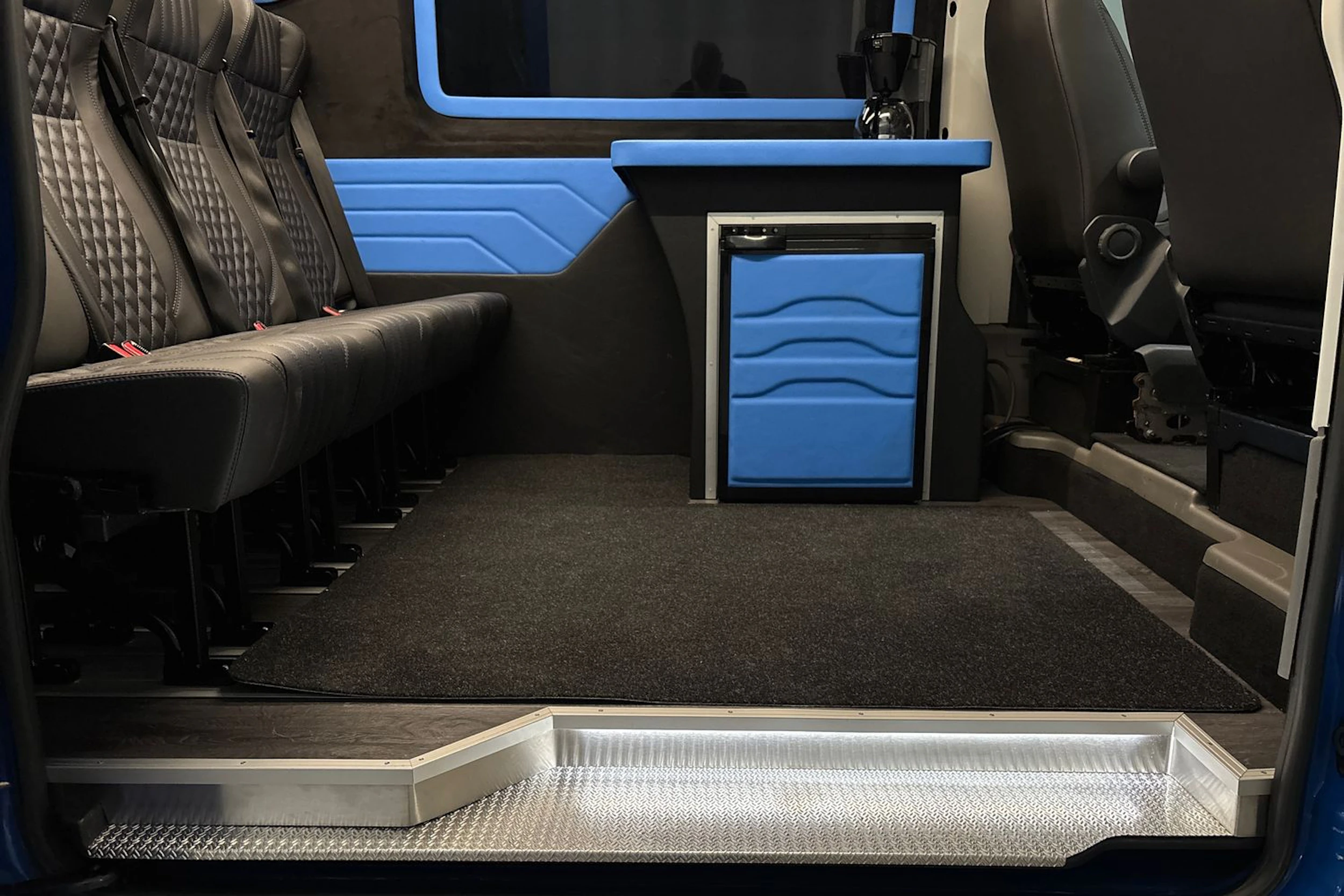 sininen Volkswagen Crafter 2020 kuva 36.