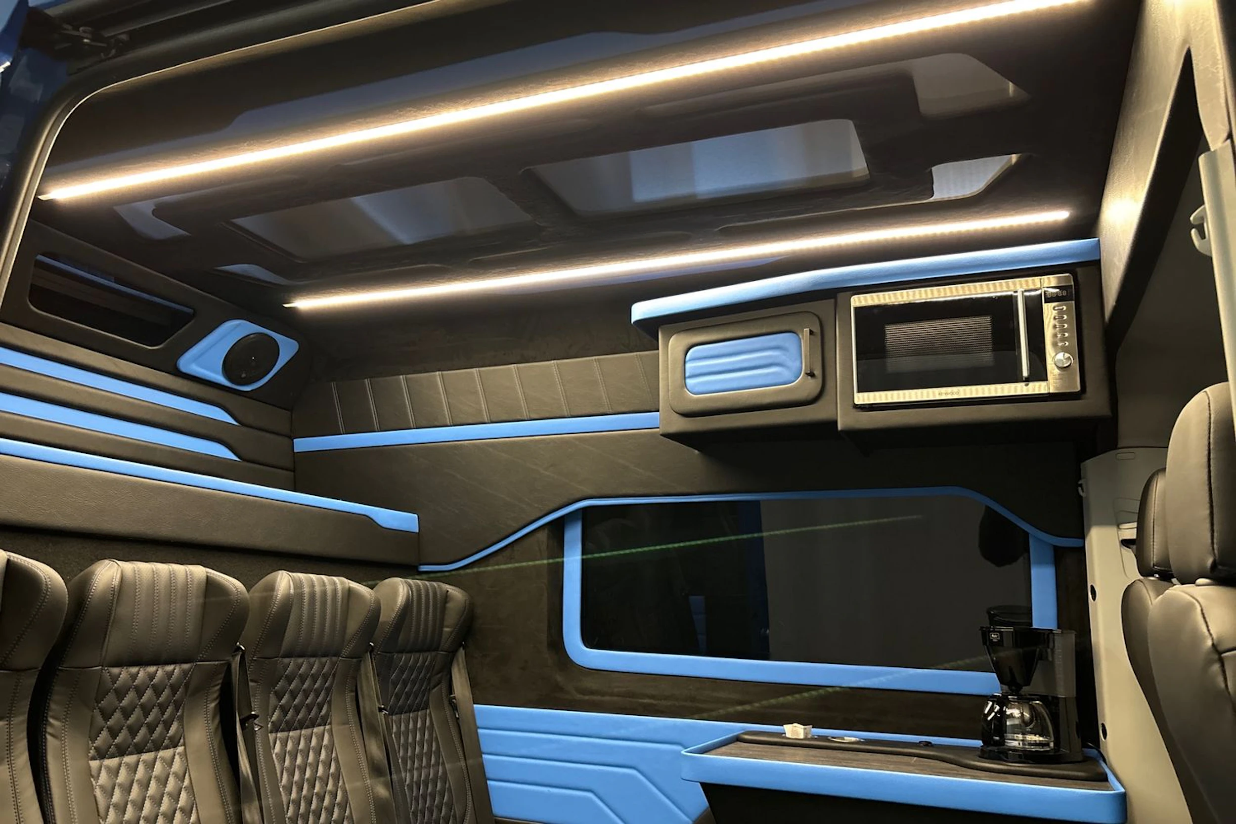sininen Volkswagen Crafter 2020 kuva 37.