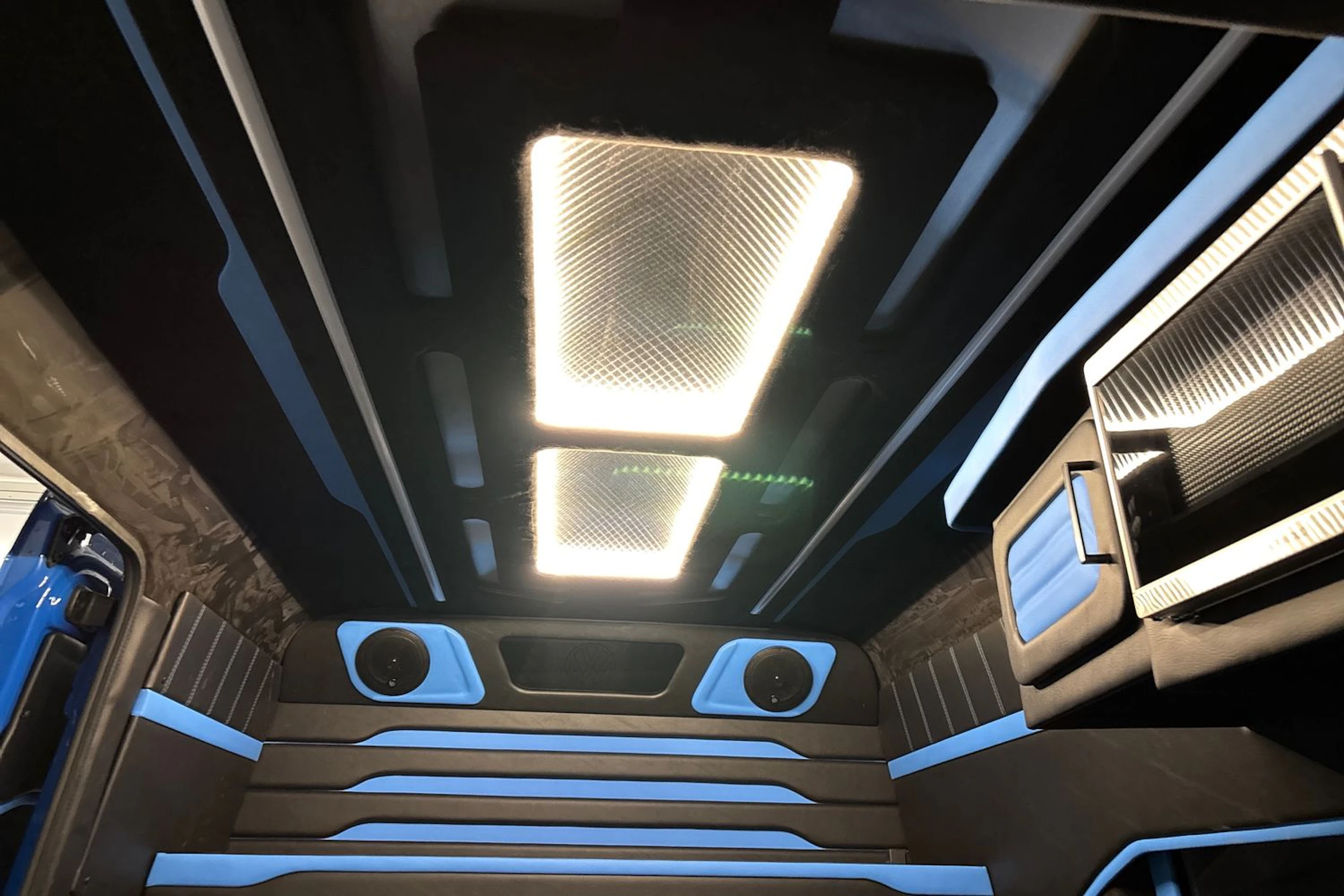 sininen Volkswagen Crafter 2020 kuva 39.