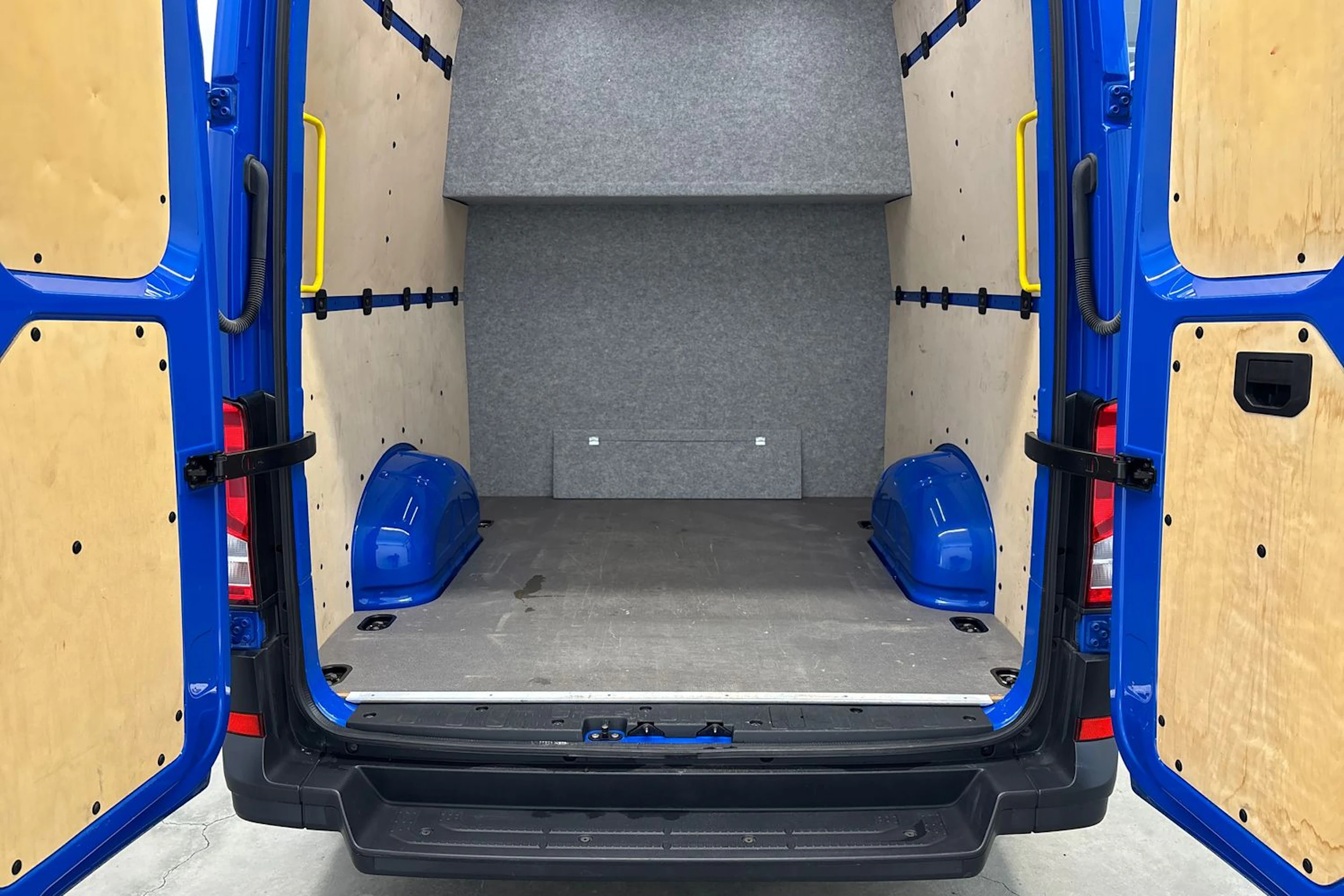 sininen Volkswagen Crafter 2020 kuva 40.