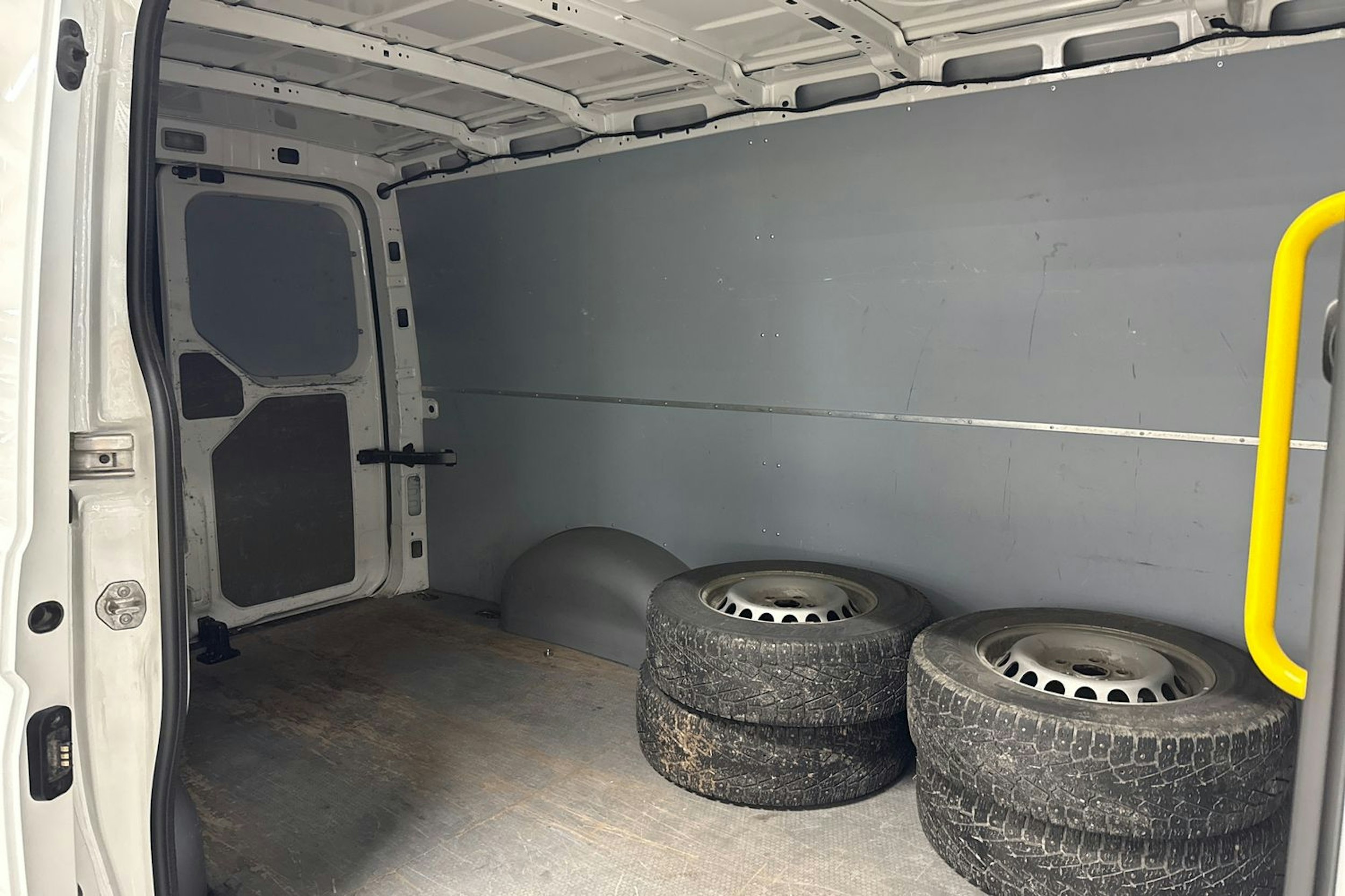 Valkoinen Volkswagen CRAFTER 2020 kuva 13.