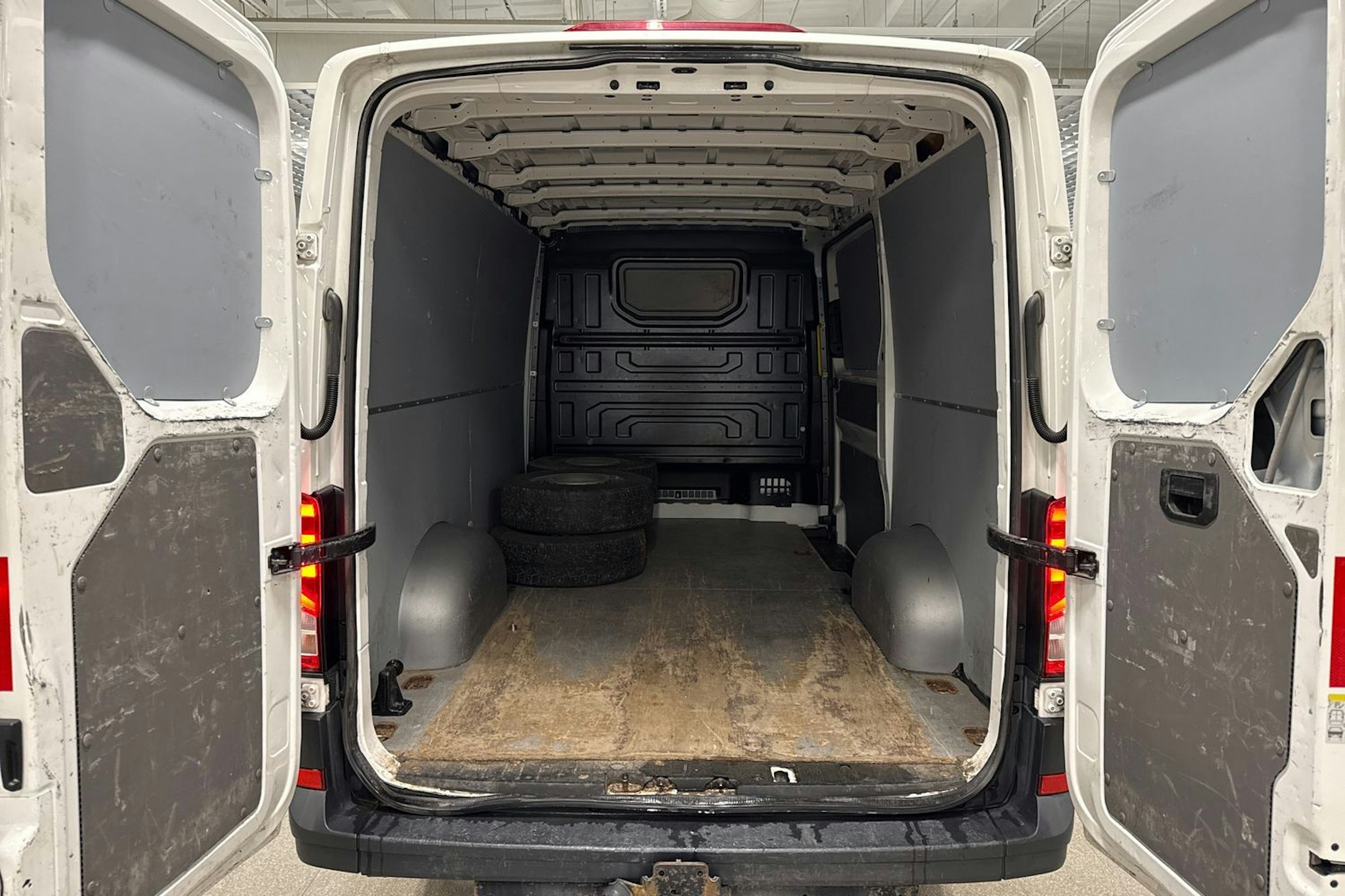 Valkoinen Volkswagen CRAFTER 2020 kuva 14.