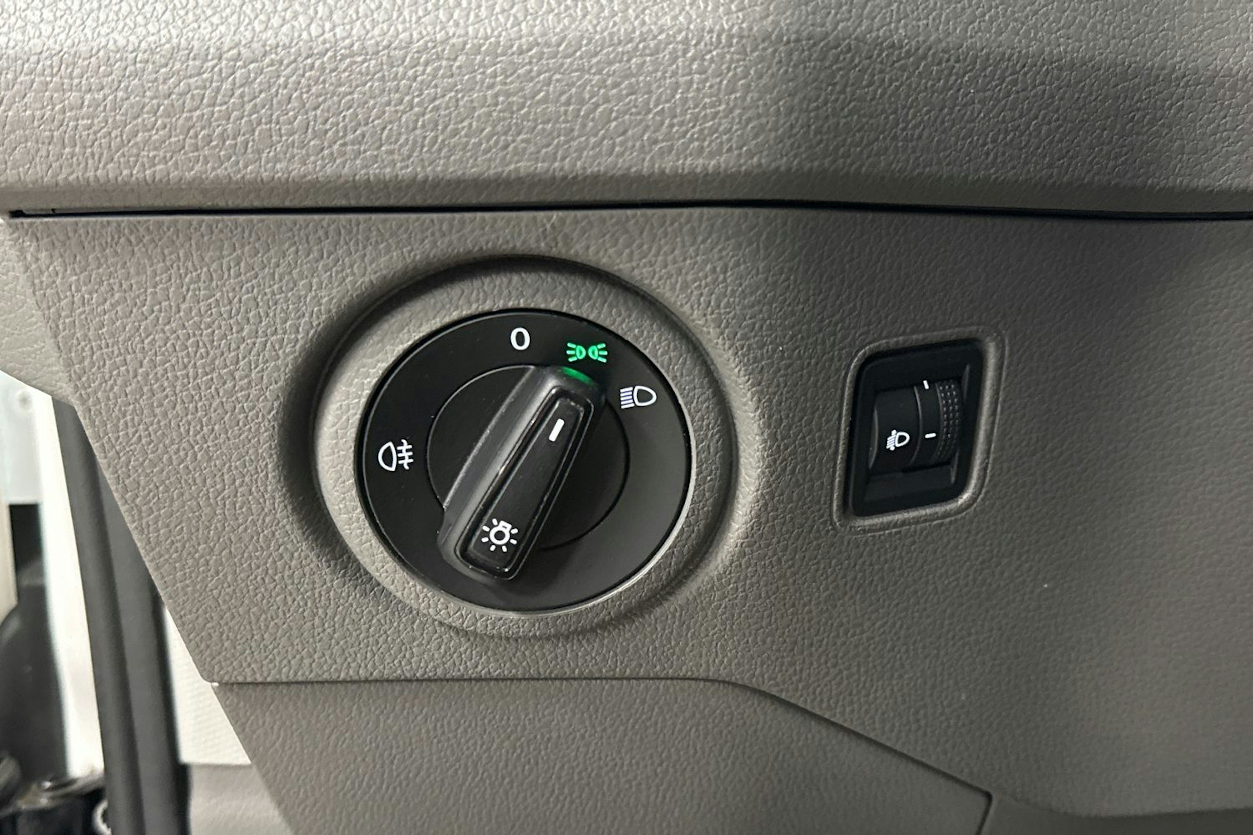 Valkoinen Volkswagen CRAFTER 2020 kuva 16.