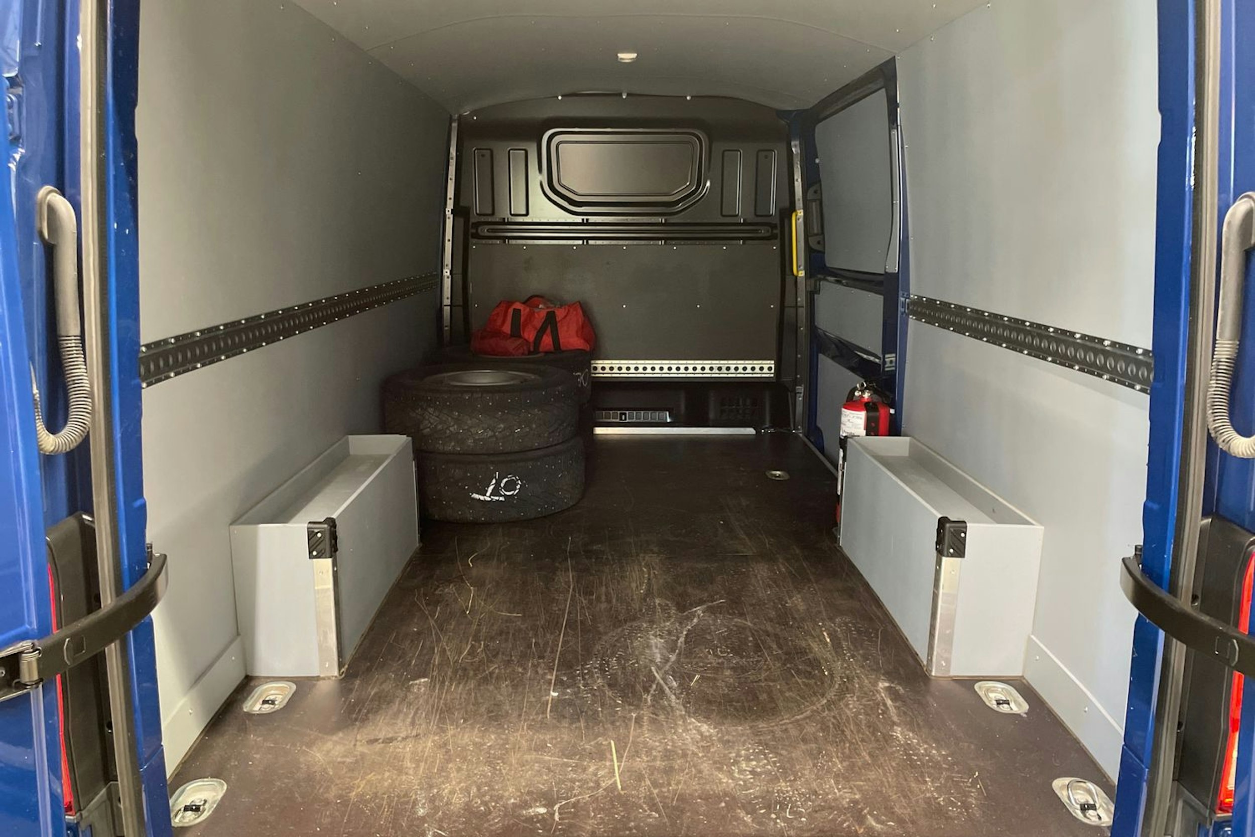 sininen Volkswagen Crafter 2020 kuva 16.