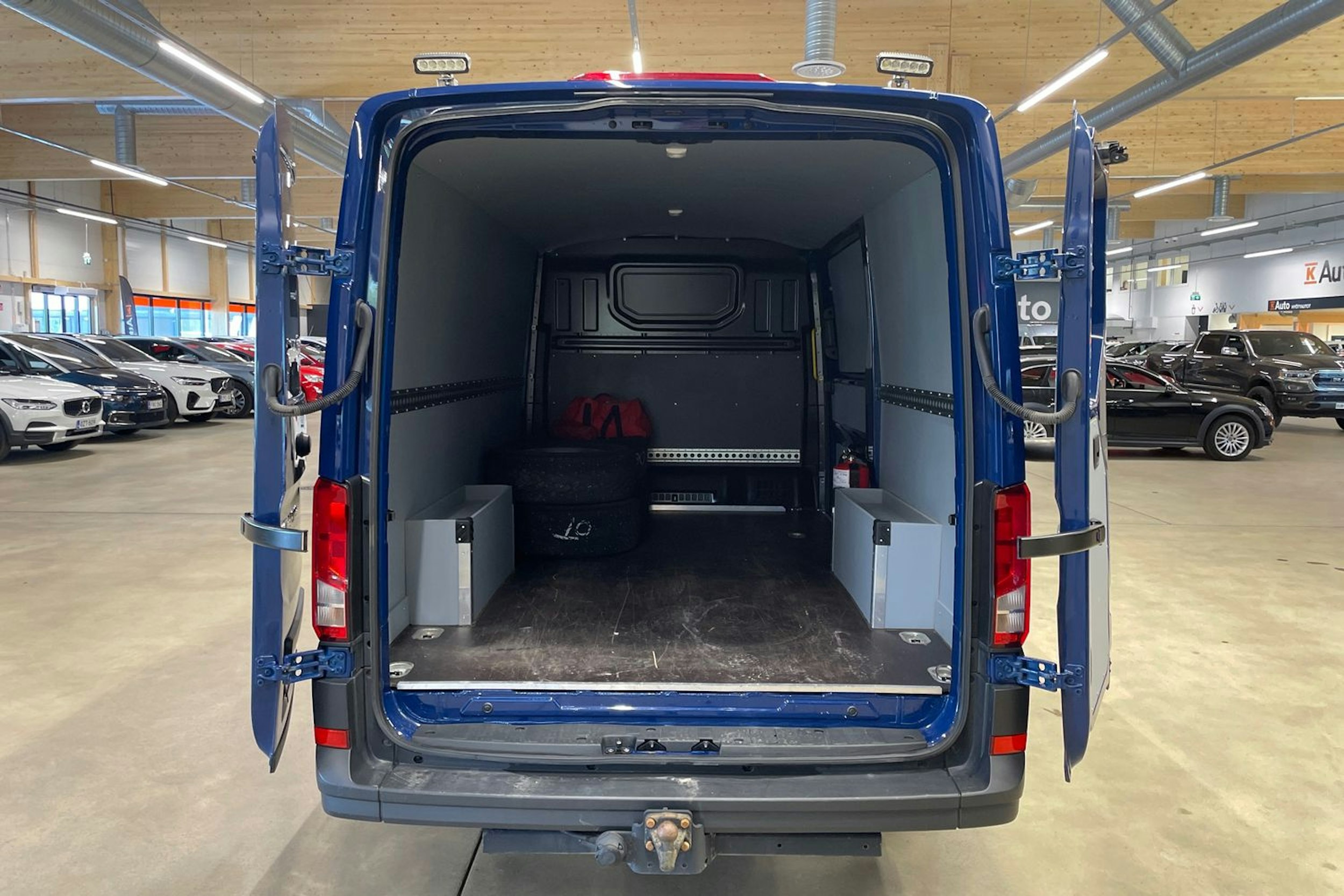 sininen Volkswagen Crafter 2020 kuva 17.