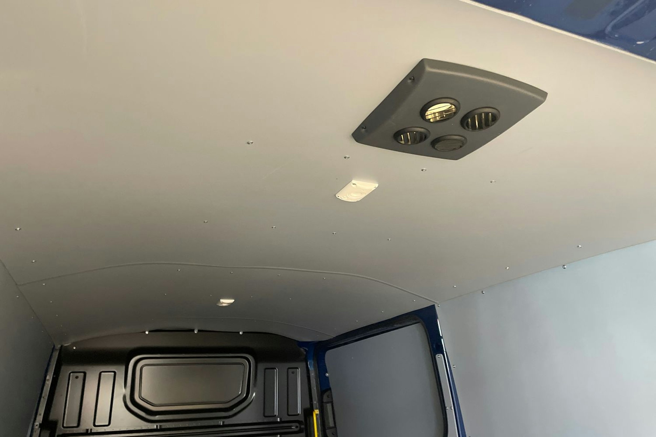 sininen Volkswagen Crafter 2020 kuva 18.