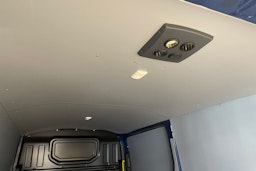 sininen Volkswagen Crafter 2020 kuva 18.
