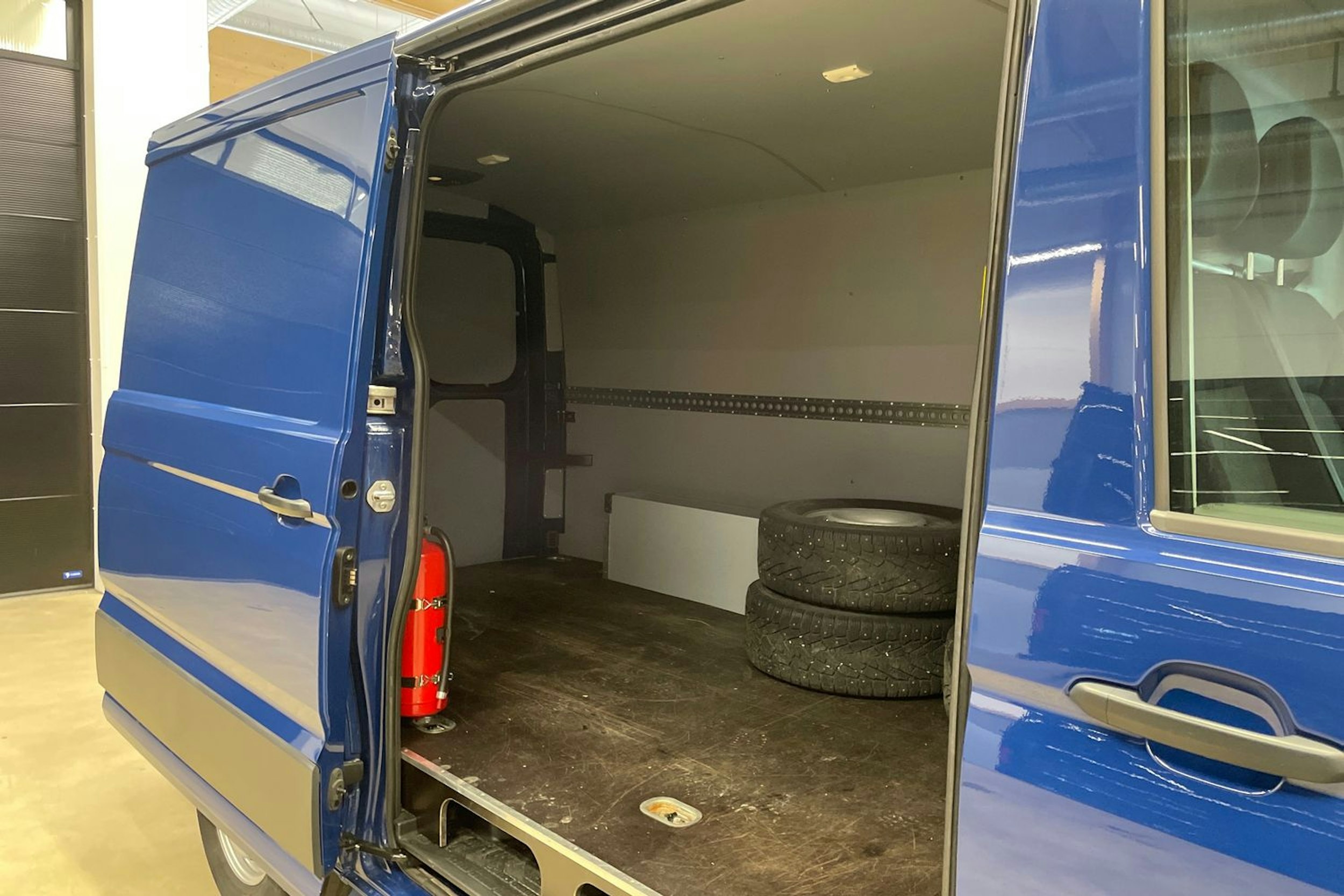 sininen Volkswagen Crafter 2020 kuva 19.